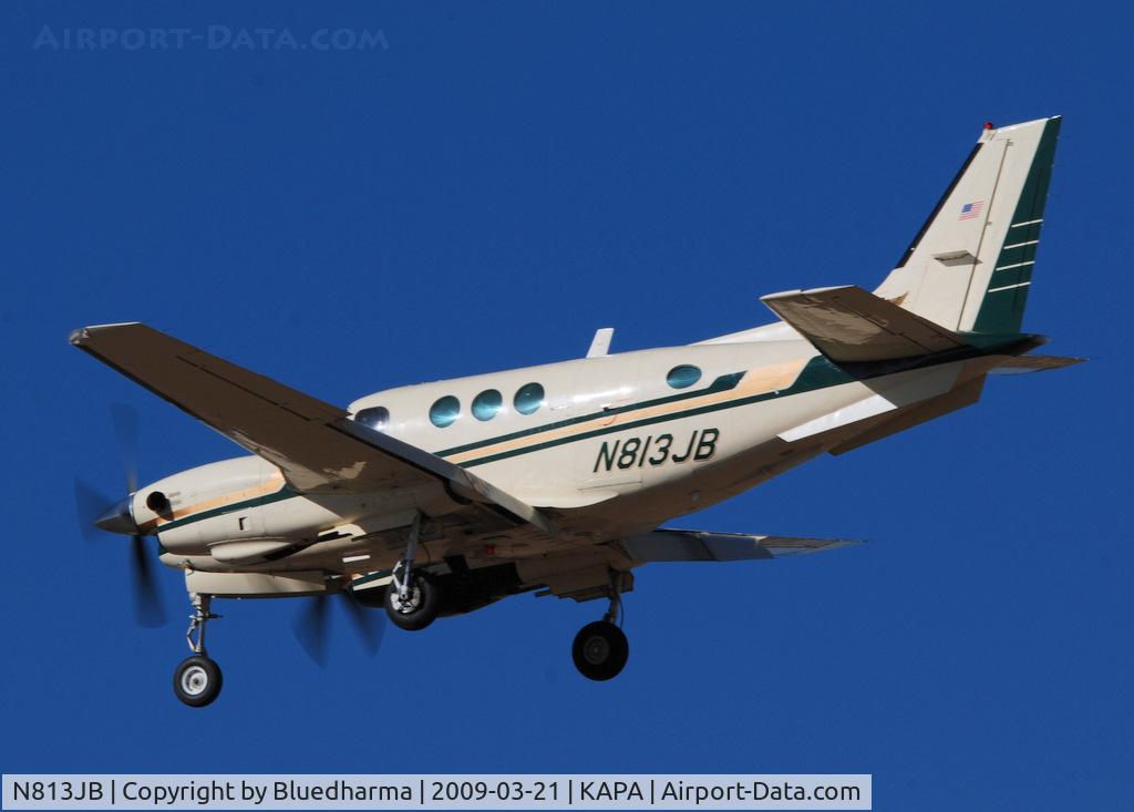 N813JB, 1980 Beech C90 King Air C/N LJ-899, On final approach to 17L.