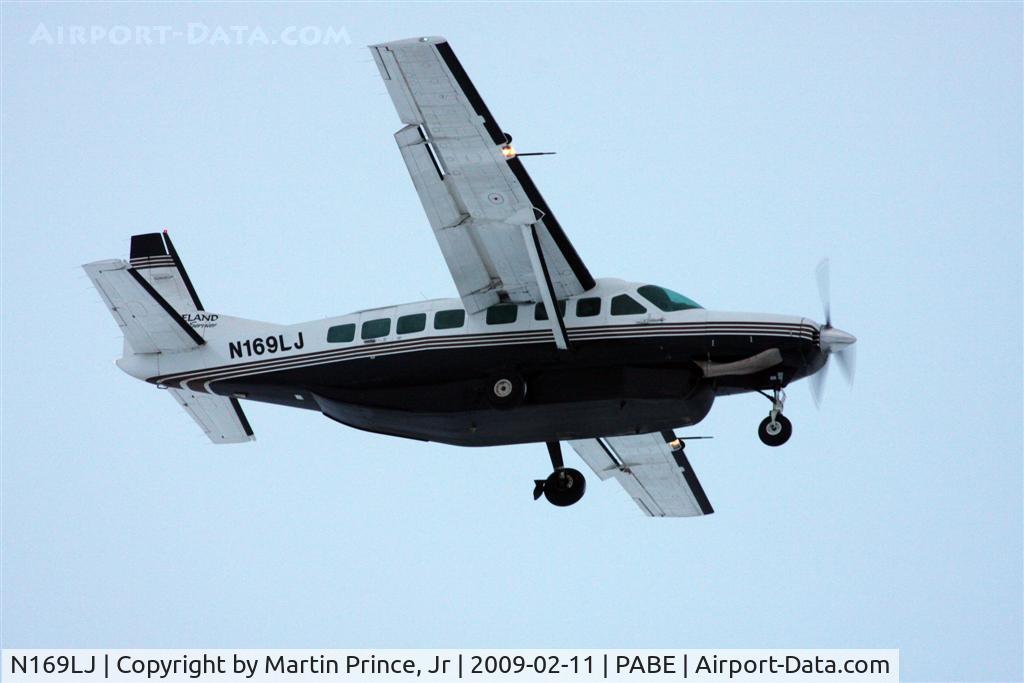 N169LJ, 1997 Cessna 208B Grand Caravan C/N 208B0599, Landing 18 Bethel