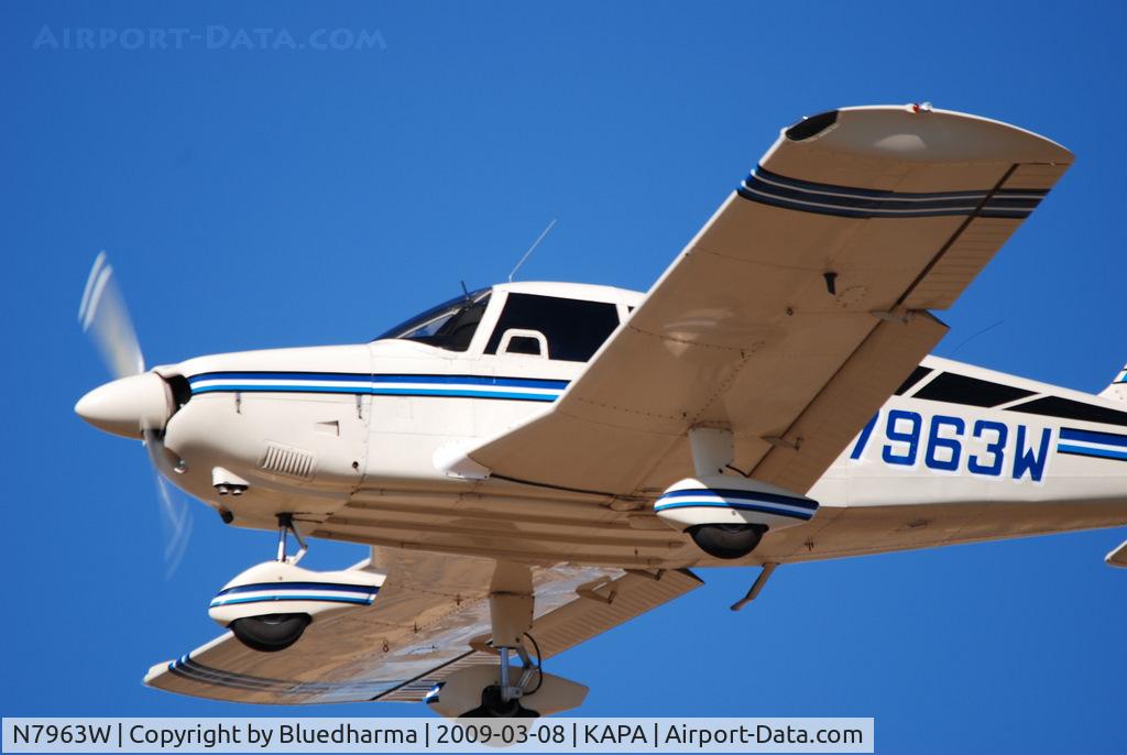 N7963W, 1964 Piper PA-28-180 C/N 28-2012, On approach to 17L.