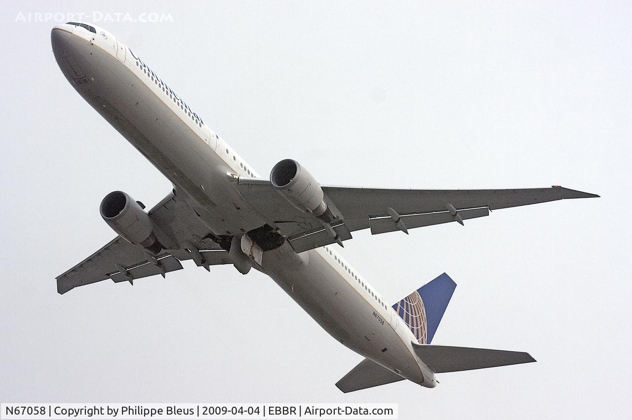 N67058, 2002 Boeing 767-424/ER C/N 29453, Departure from rwy 25R of flight CO061 to Newark. Gear doors on the move.