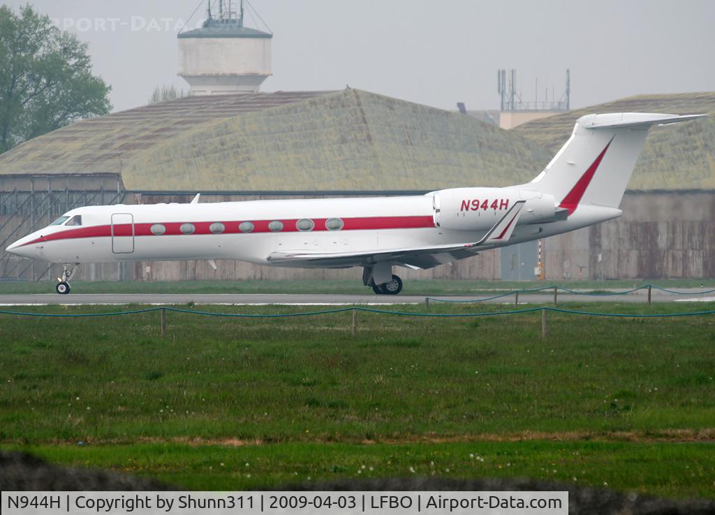 N944H, 2003 Gulfstream Aerospace G-V C/N 5016, Ready to take off rwy 32R