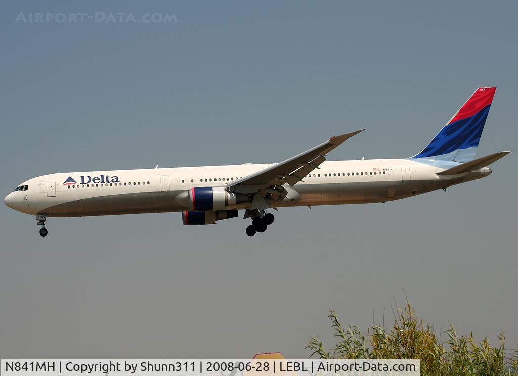 N841MH, 2001 Boeing 767-432/ER C/N 29714, Landing rwy 25R