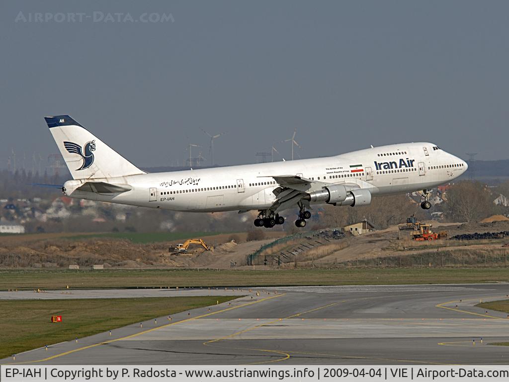 EP-IAH, 1976 Boeing 747-286M C/N 21218, This 32 yeard old veteran visited Vienna on April 4th 2009 on a flight from THR to VIE