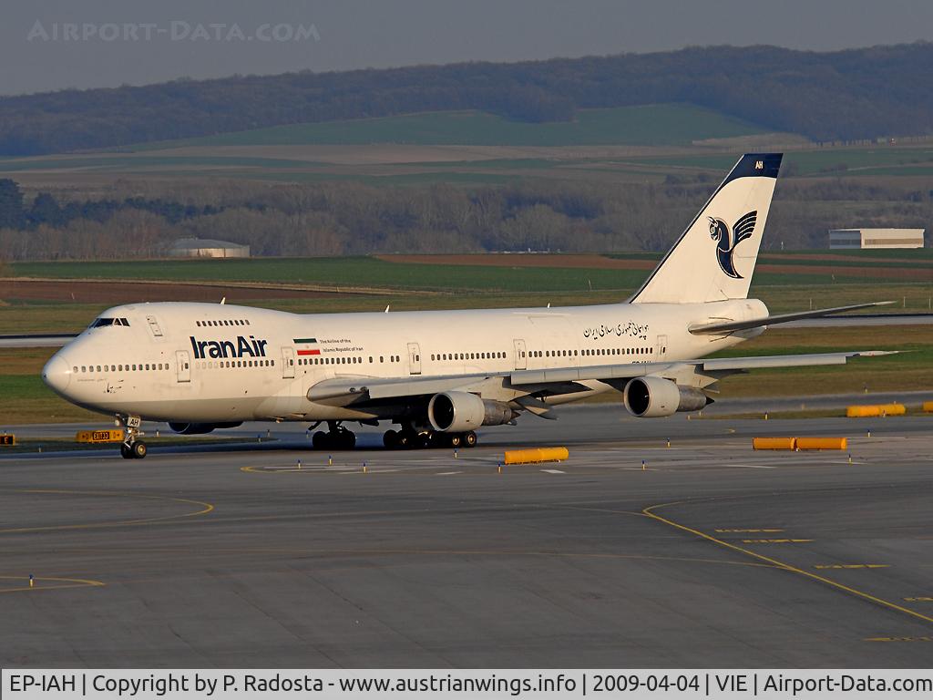 EP-IAH, 1976 Boeing 747-286M C/N 21218, This 32 yeard old veteran visited Vienna on April 4th 2009 on a flight from THR to VIE - after around 2 hrs turnaroundtime the plane left VIE bound for THR