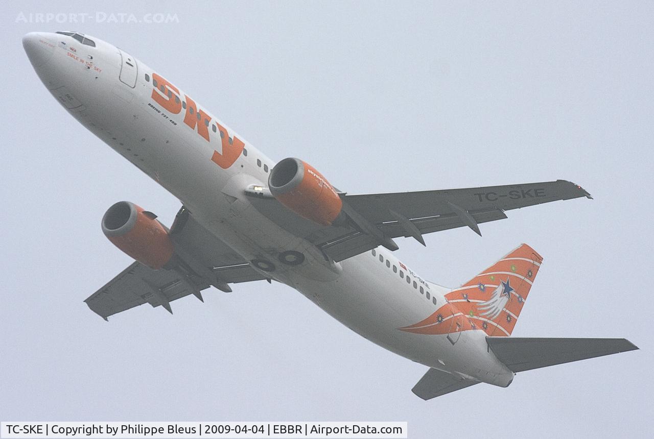 TC-SKE, 1992 Boeing 737-4Q8 C/N 25163, Climbing through the morning gloom from rwy 25R.