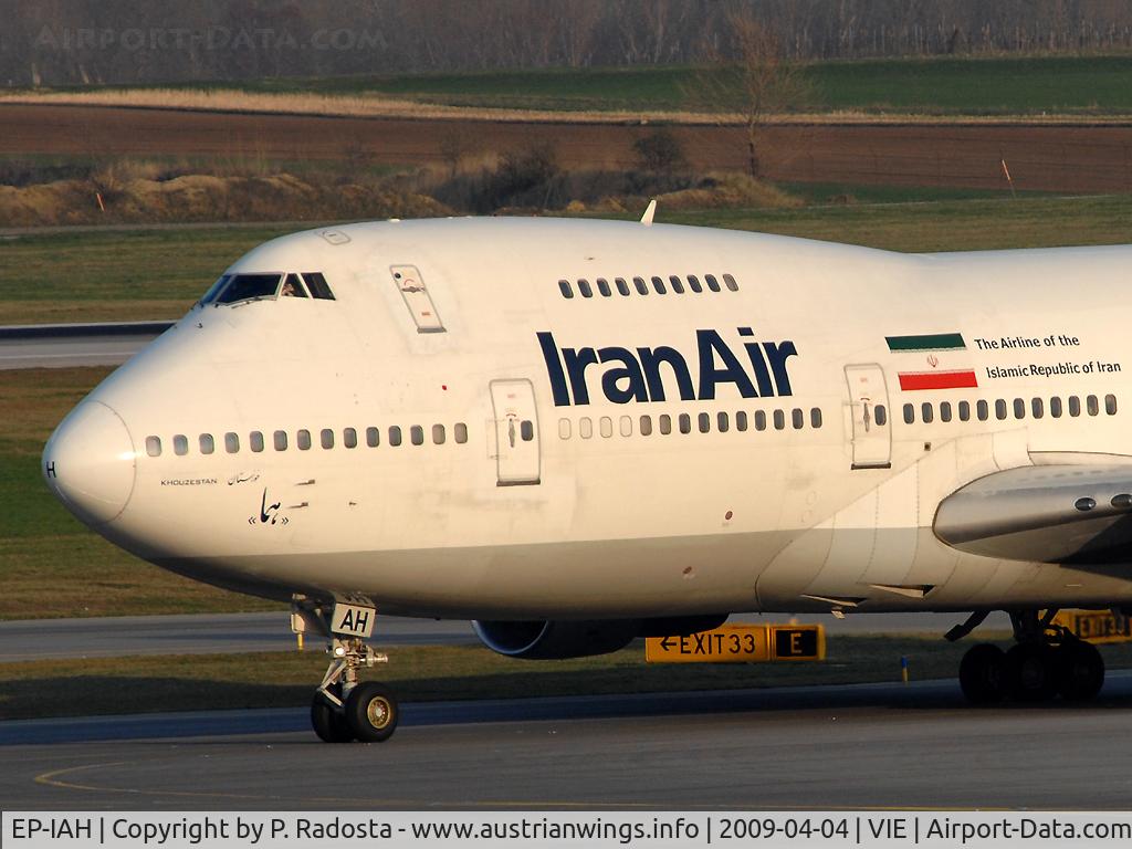 EP-IAH, 1976 Boeing 747-286M C/N 21218, Closeup of this 32 year old veteran while taxiing to RWY 16 for its flight from VIE to THR