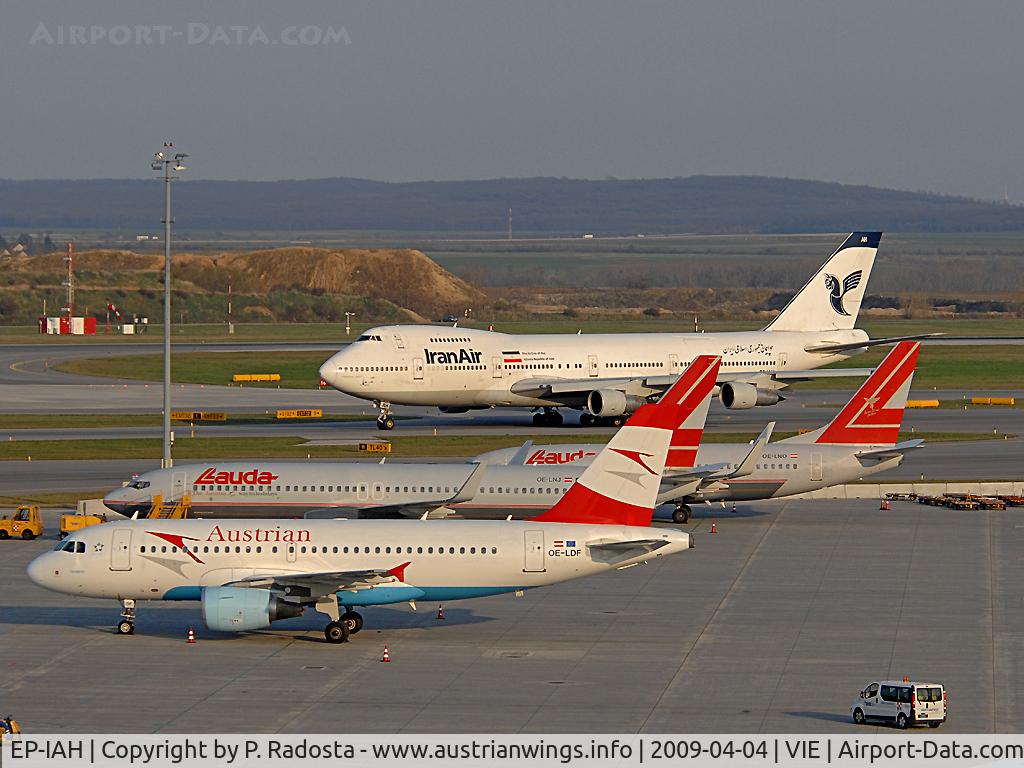 EP-IAH, 1976 Boeing 747-286M C/N 21218, This 32 old veteran ist taxiing to RWY 16 for a flight from VIE to THR