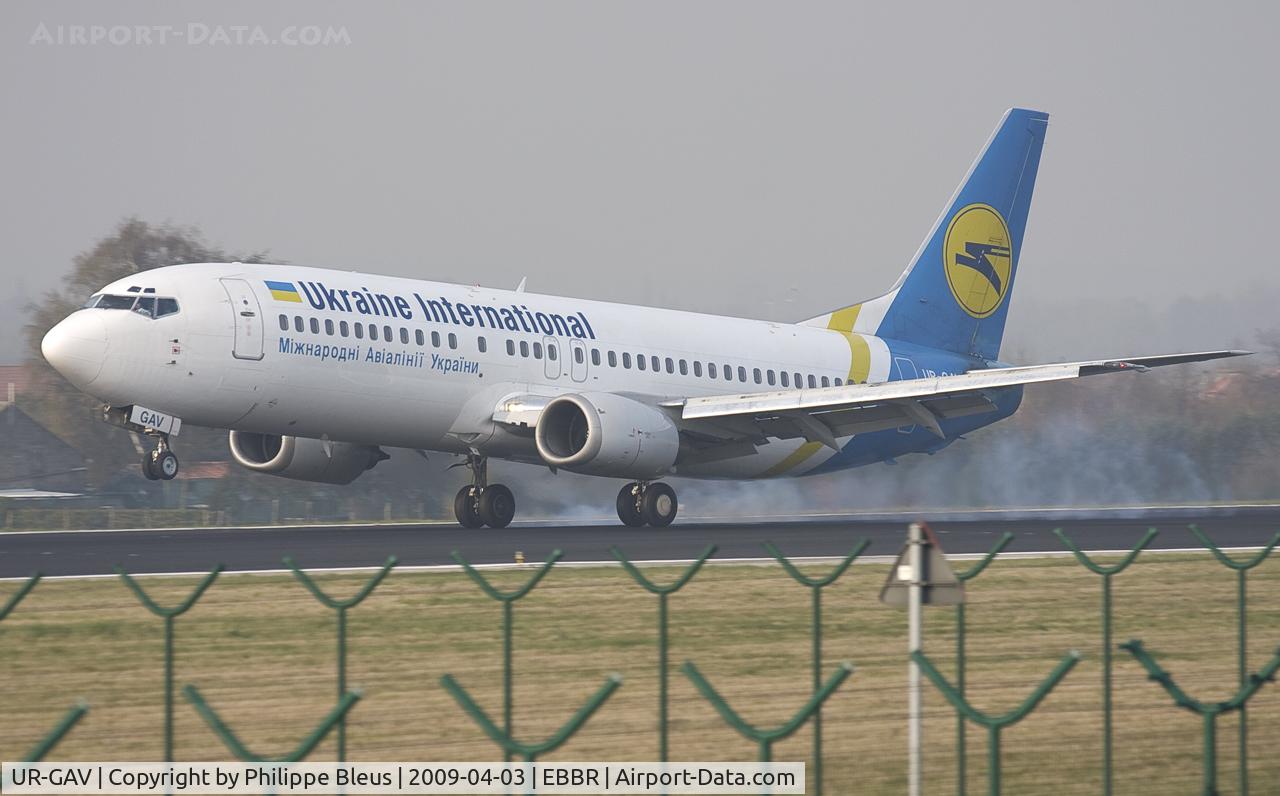 UR-GAV, 1992 Boeing 737-4C9 C/N 26437, Burning some rubber at landing on rwy 25L.