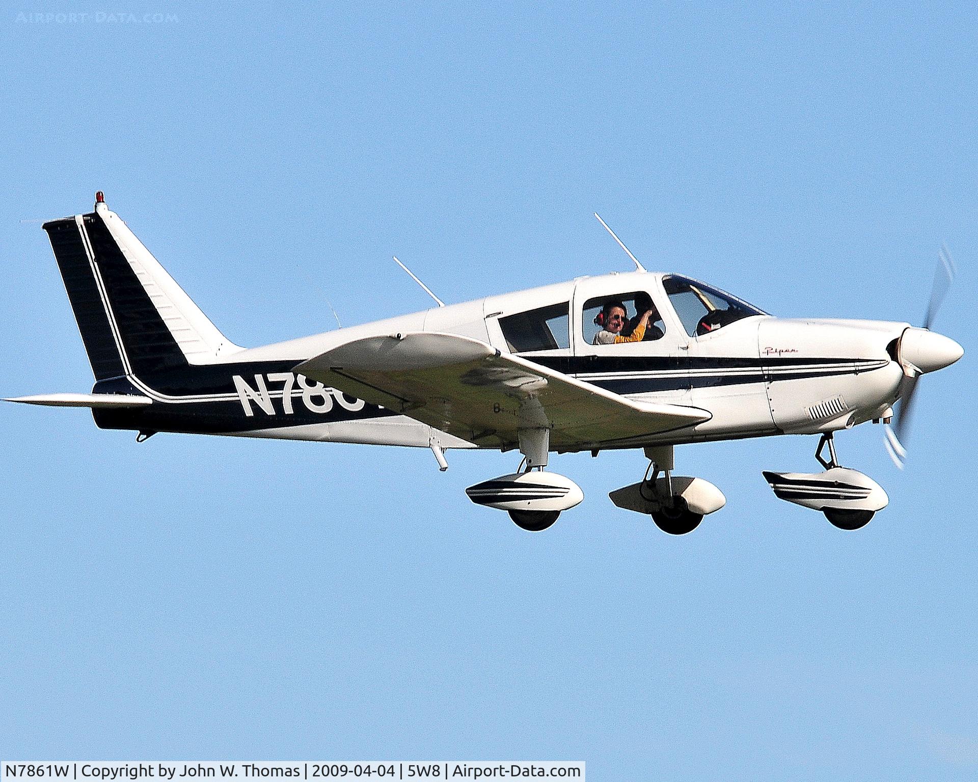 N7861W, 1964 Piper PA-28-180 C/N 28-1882, Departing runway 22