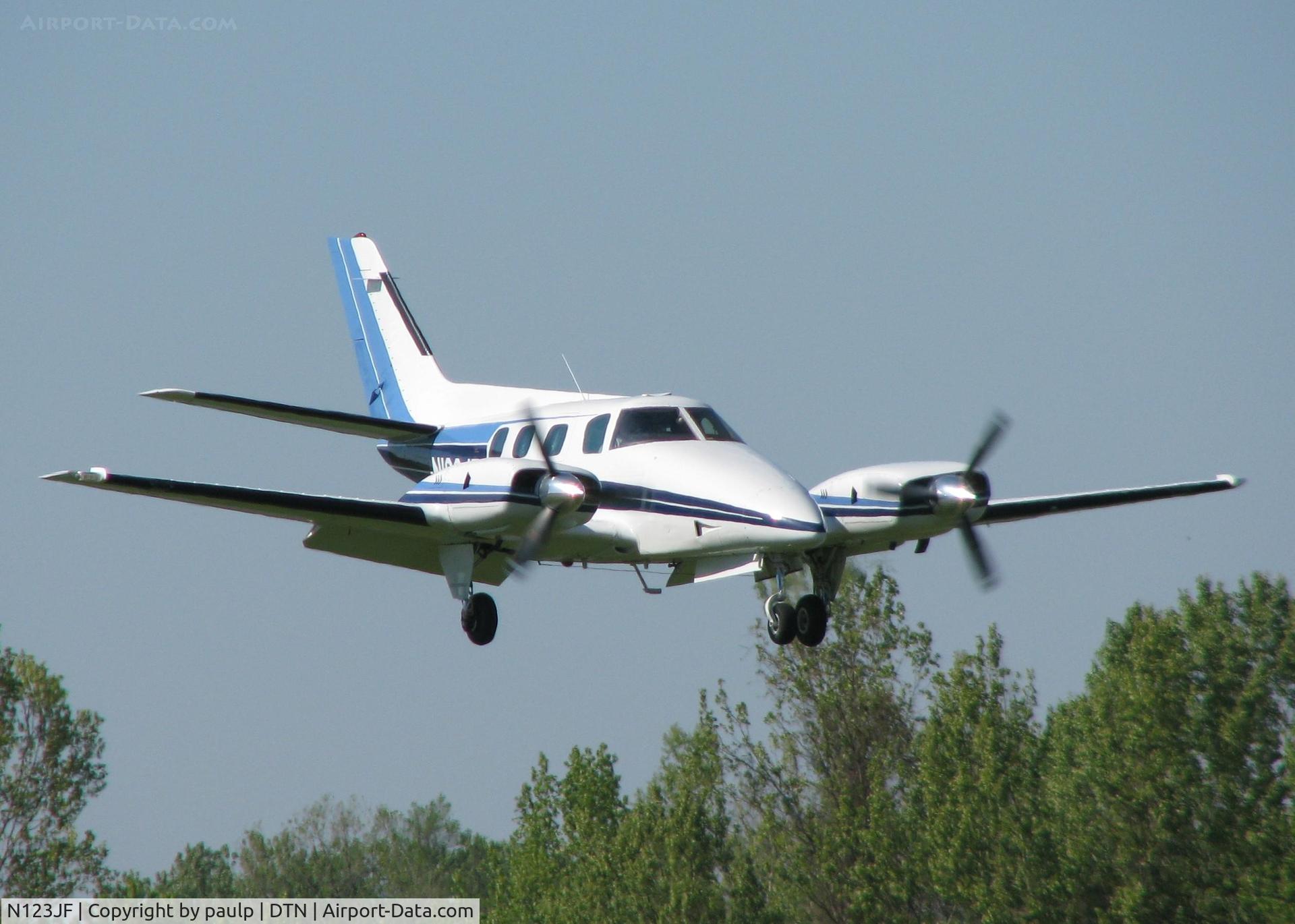 N123JF, 1974 Beech B-60 Duke C/N P-284, Landing on runway 14 at the Shreveport Downtown airport.