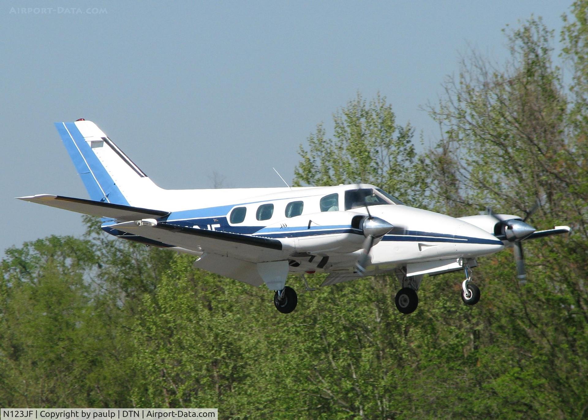 N123JF, 1974 Beech B-60 Duke C/N P-284, Landing on 14 at the Shreveport Downtown airport.