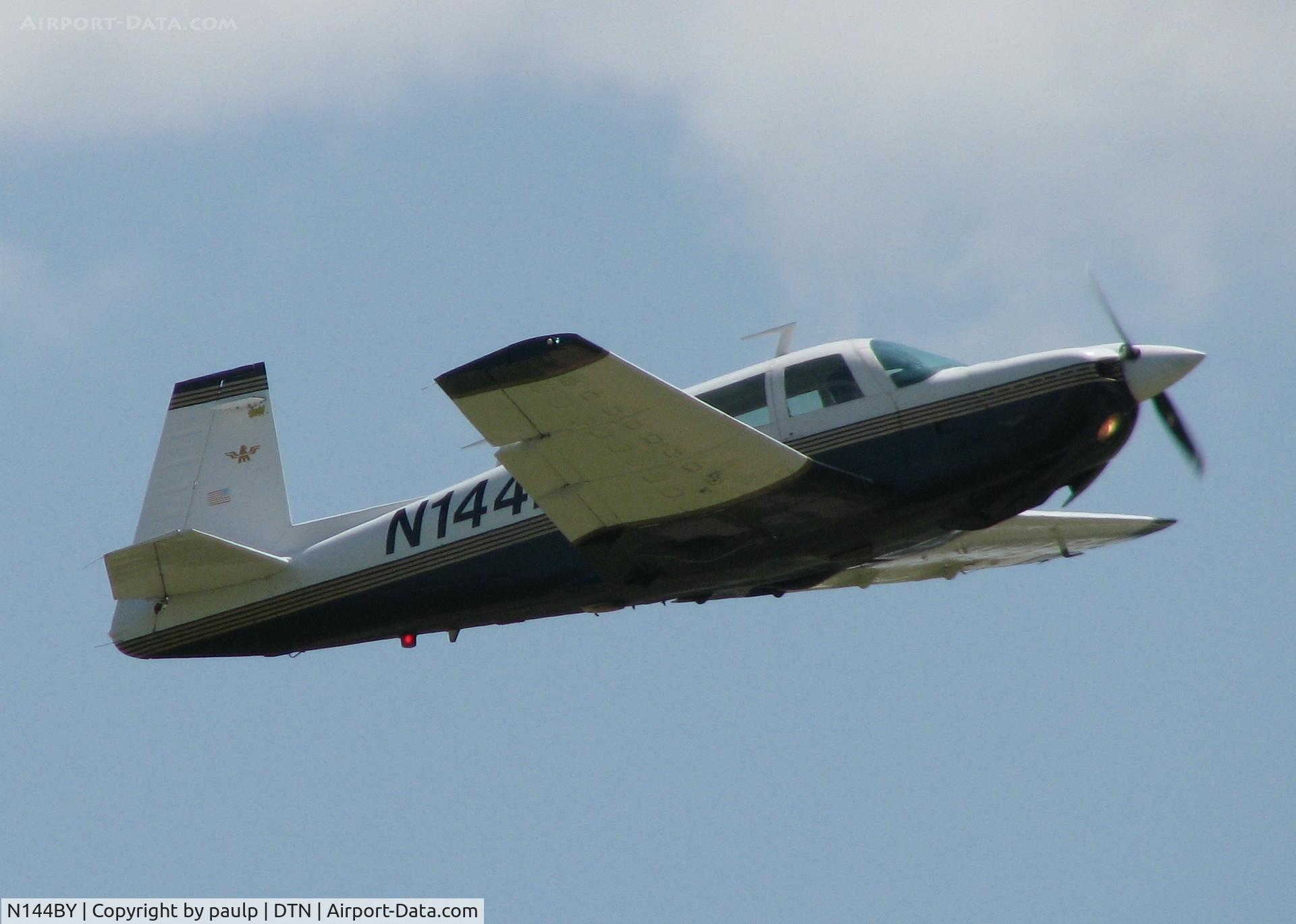N144BY, 1977 Mooney M20J 201 C/N 24-0034, Taking off from runway 23 at the Shreveport Downtown airport.