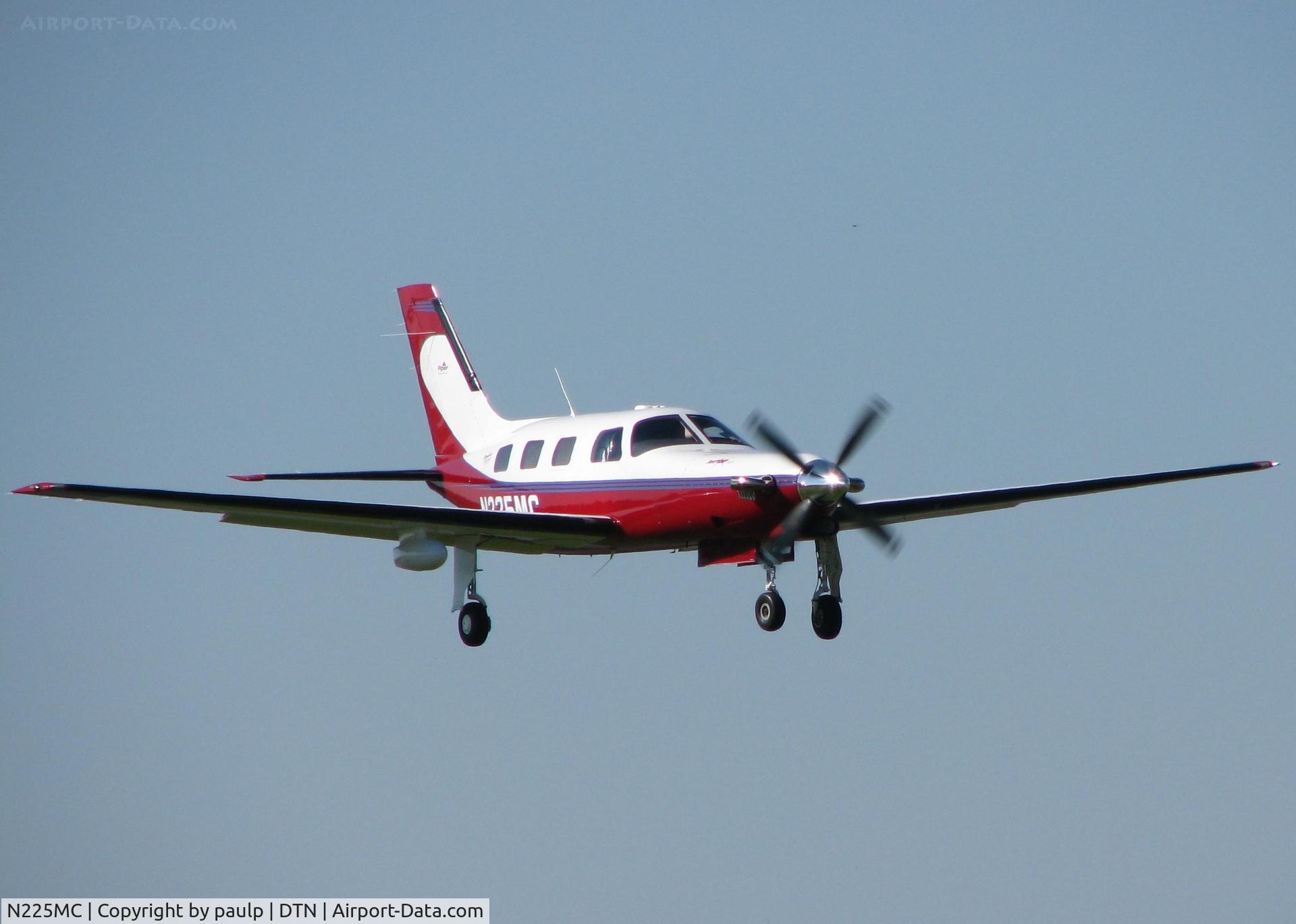 N225MC, 1999 Piper PA-46-350P Malibu Mirage C/N 4636239, Landing on runway 14 at the Shreveport Downtown airport.