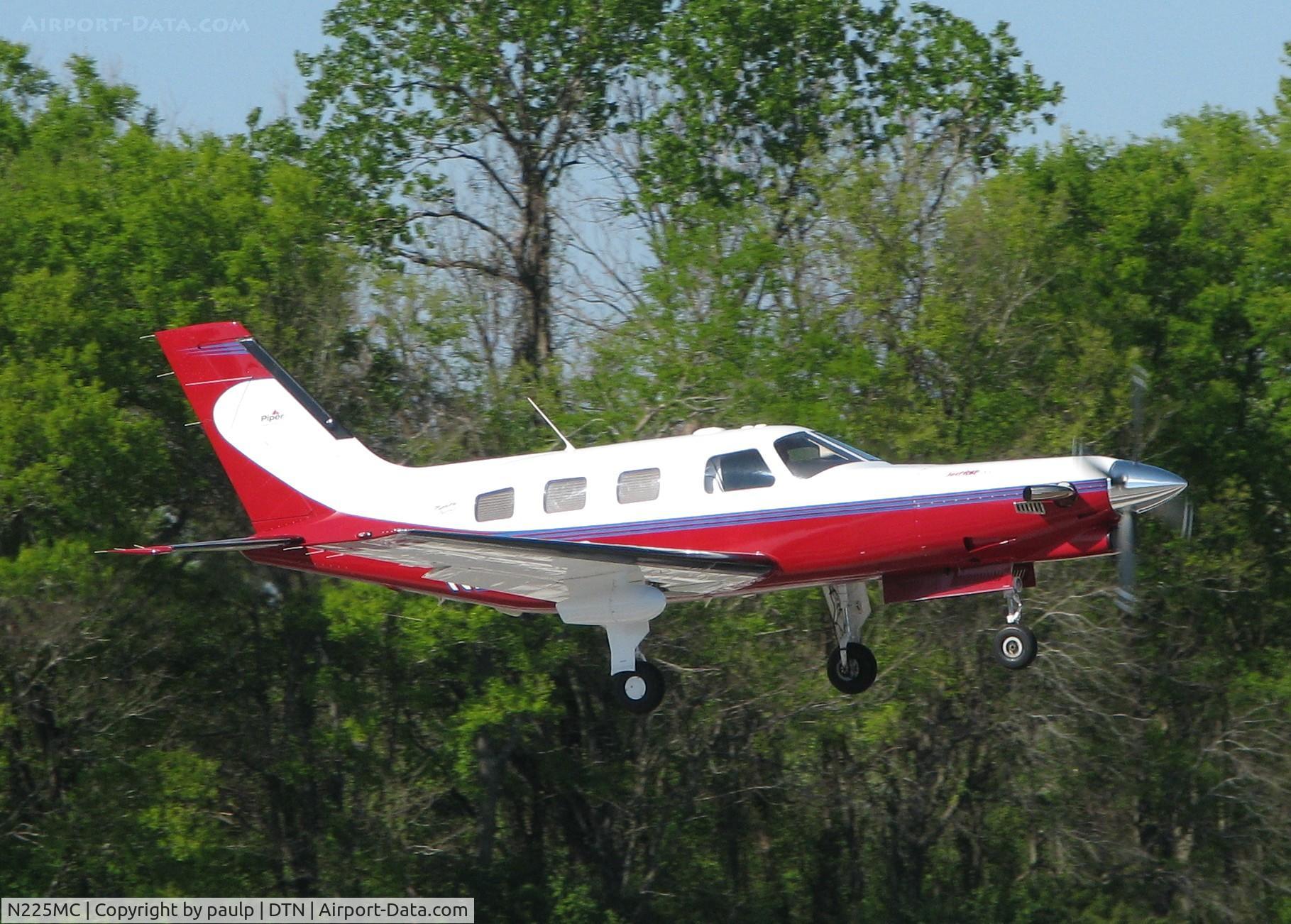 N225MC, 1999 Piper PA-46-350P Malibu Mirage C/N 4636239, About to touch down on 14 at the Shreveport Downtown airport.