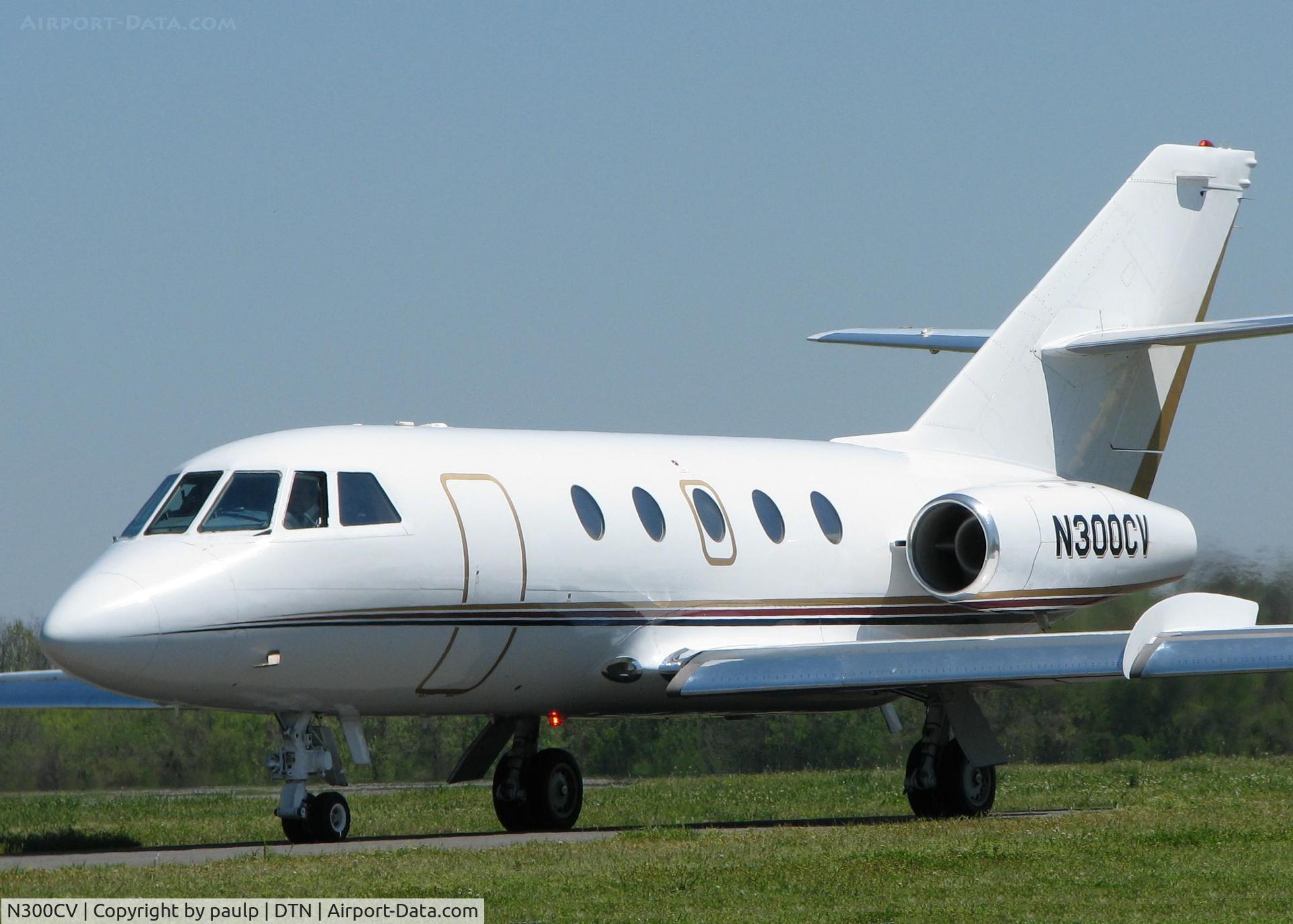 N300CV, 1974 Dassault Falcon (Mystere) 20F C/N 322, Taxiing to runway 14 on taxiway Foxtrot at the Shreveport Downtown airport.