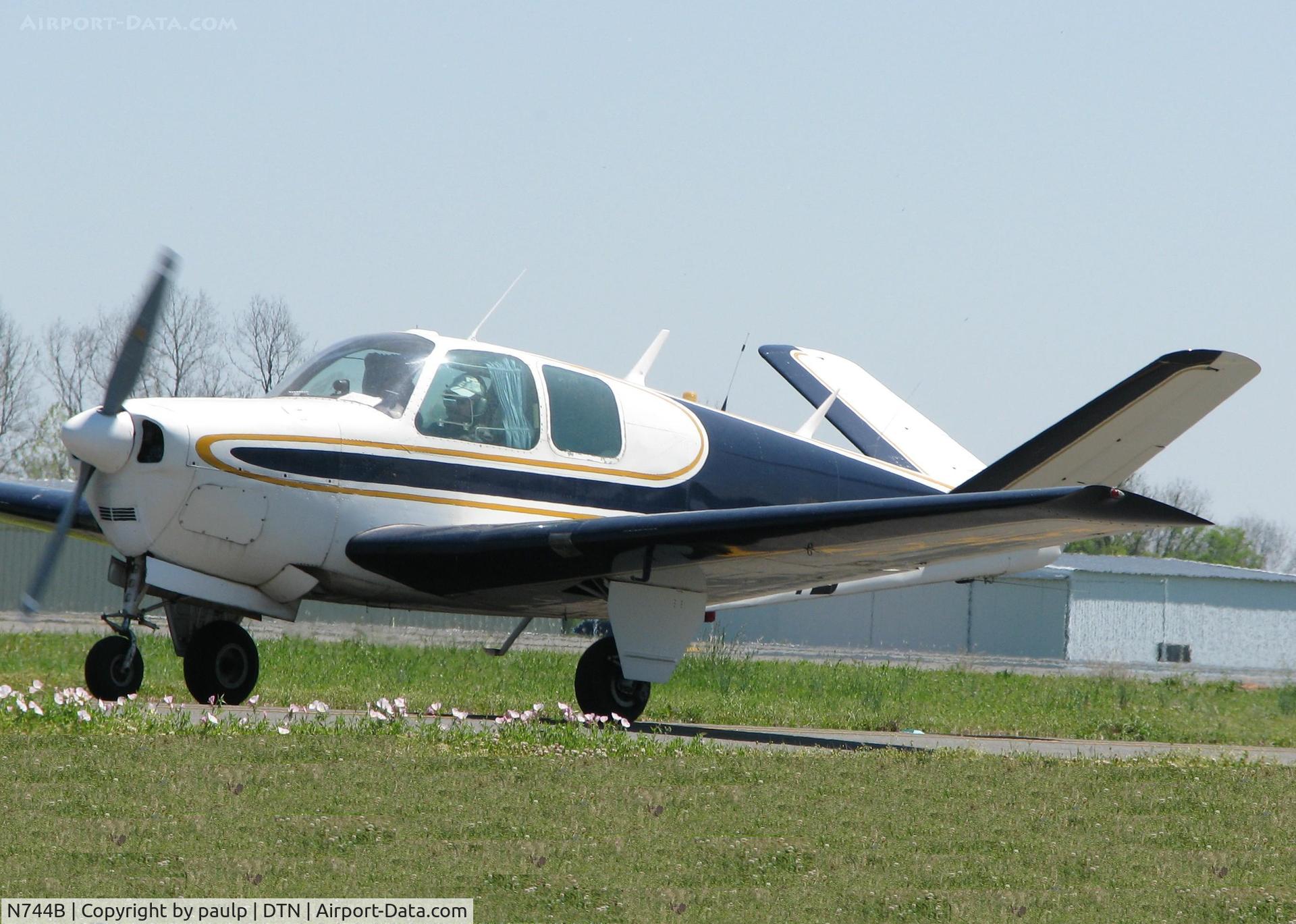N744B, 1948 Beech A35 Bonanza C/N D-1750, Taxiing to 14 on taxiway Foxtrot at Downtown Shreveport.