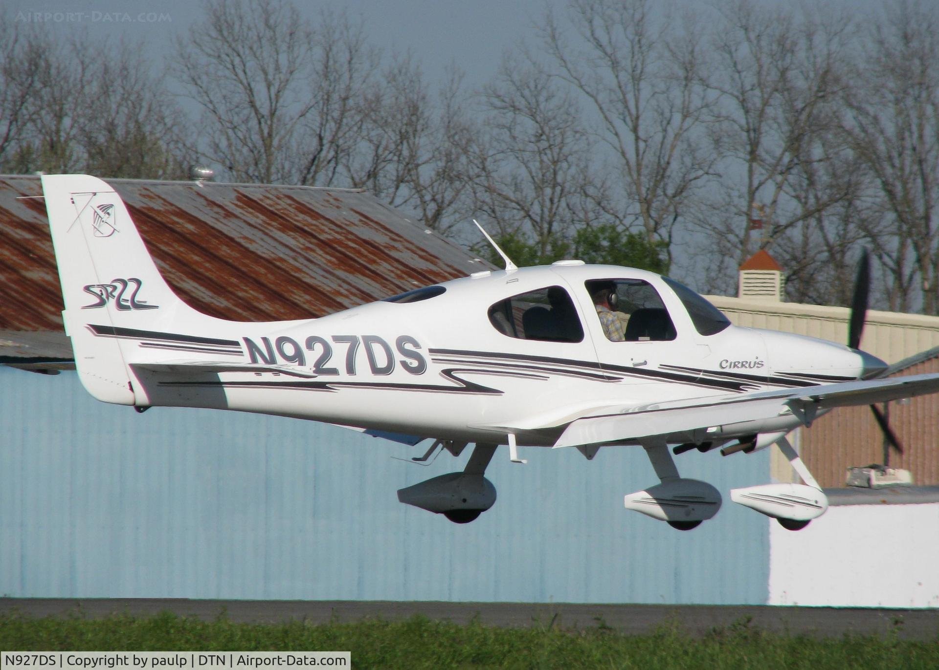 N927DS, 2003 Cirrus SR22 C/N 0497, About to touch down on 14 at Downtown Shreveport.