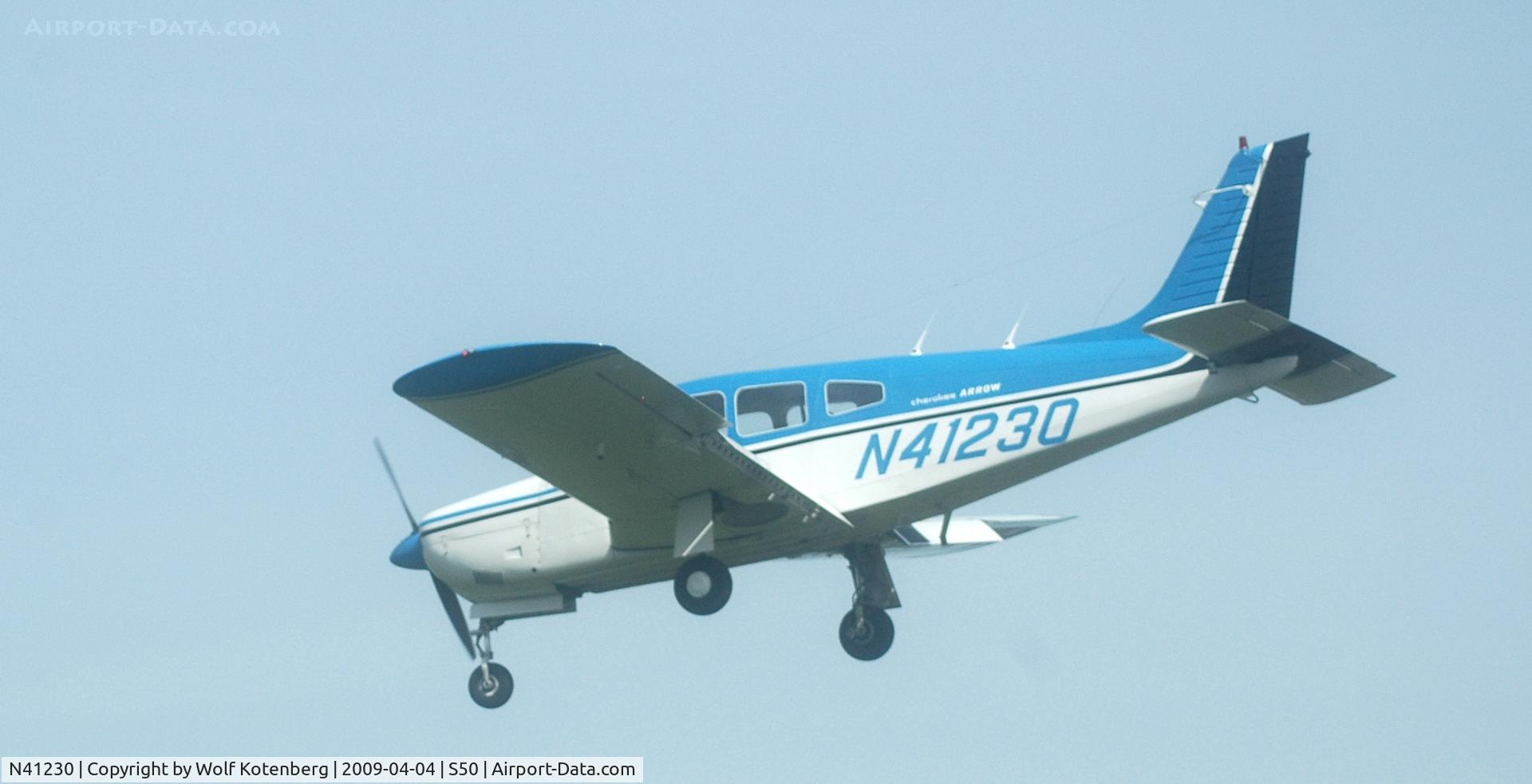 N41230, 1974 Piper PA-28R-200 C/N 28R-7435158, in final