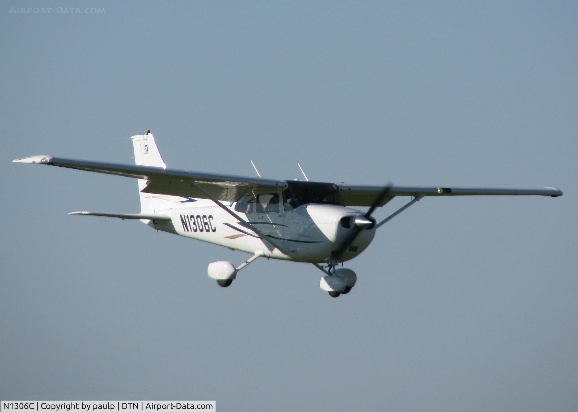 N1306C, 2007 Cessna 172S C/N 172S10655, Landing on 14 at the Shreveport Downtown airport.