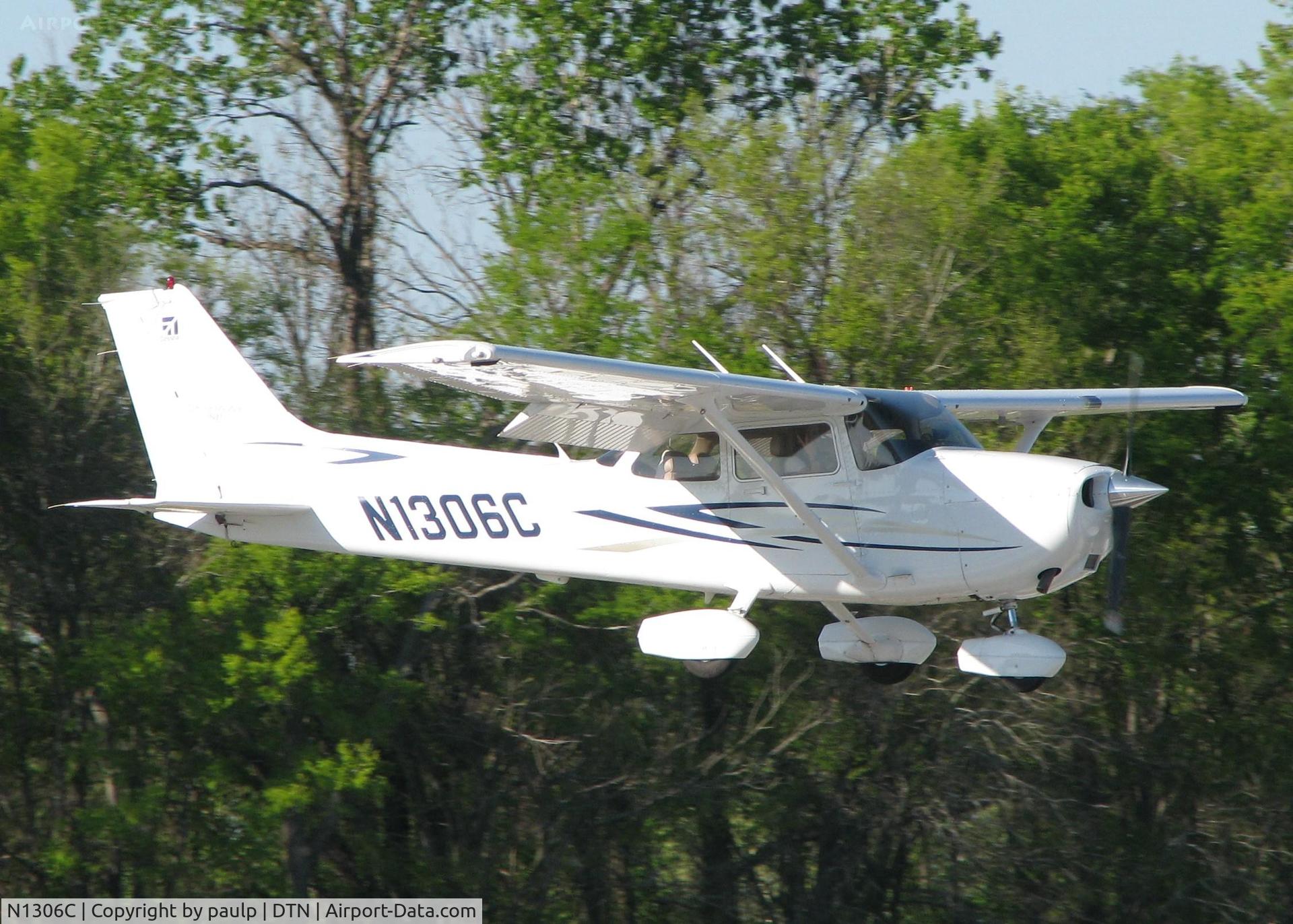 N1306C, 2007 Cessna 172S C/N 172S10655, Landing on runway 14 at the Shreveport Downtown airport.