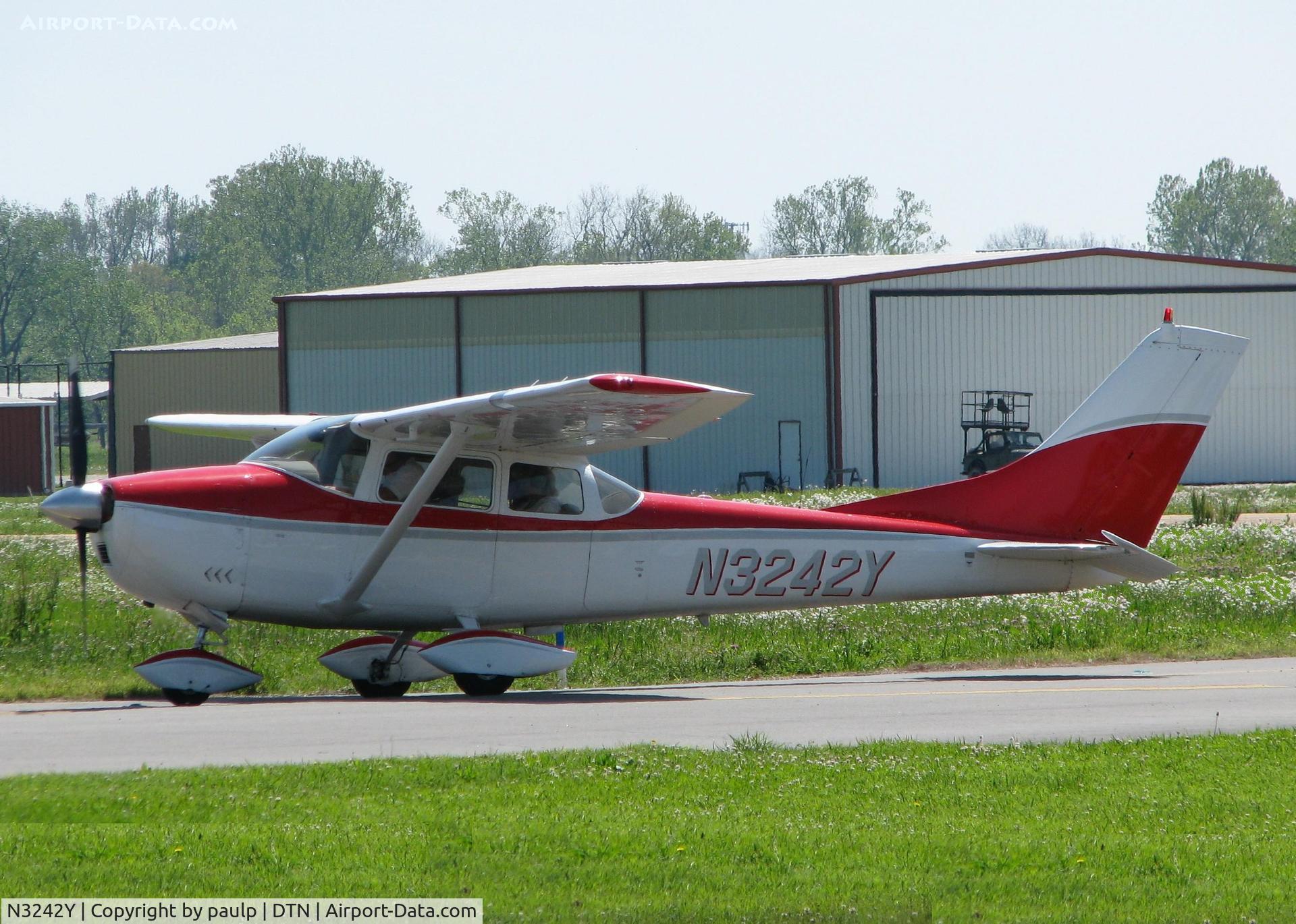 N3242Y, 1962 Cessna 182E Skylane C/N 18254242, Taxiing to runway 14 at the Shreveport Downtown airport.