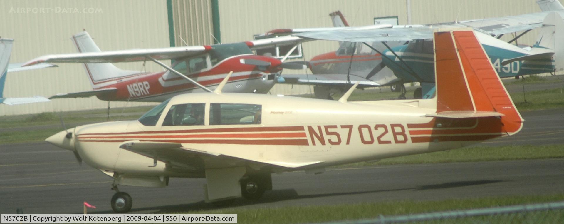 N5702B, 1983 Mooney M20J 201 C/N 24-1417, on apron