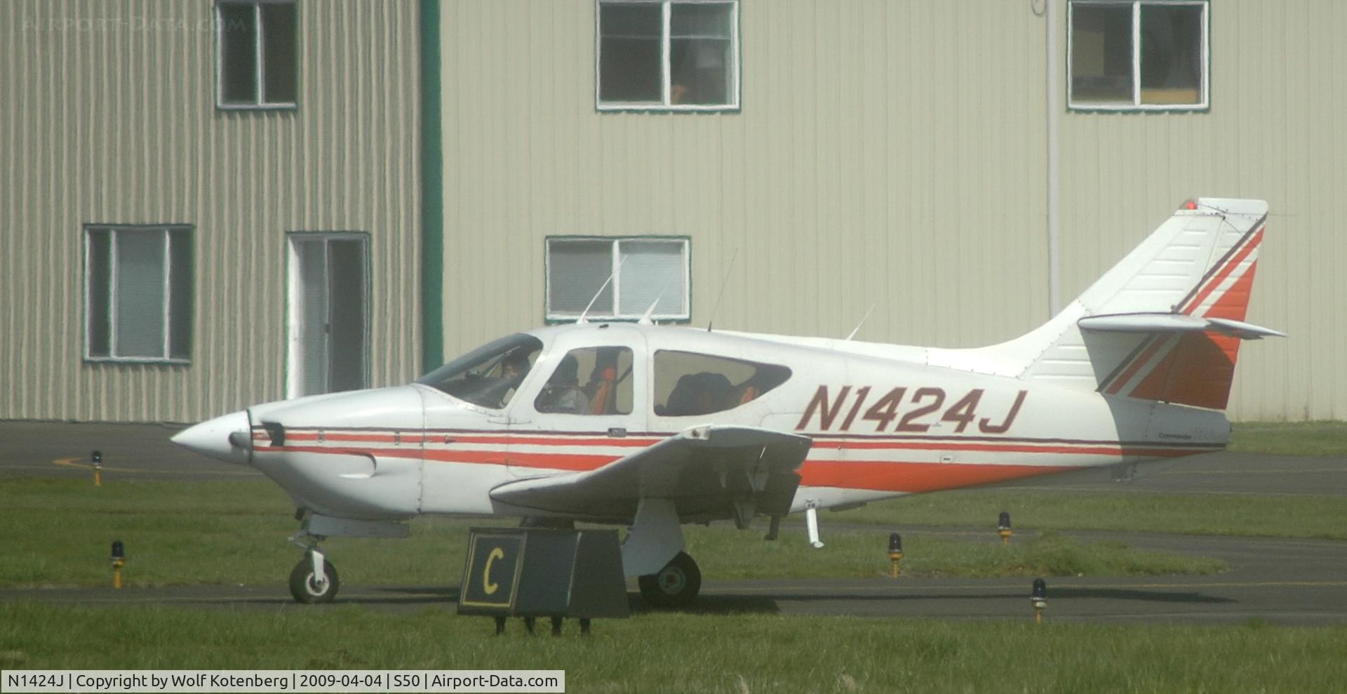 N1424J, 1975 Rockwell International 112A Commander C/N 424, o apron