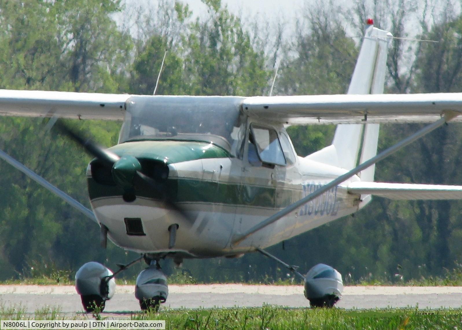 N8006L, 1967 Cessna 172H C/N 17256206, Taxiing to 14 on taxiway Foxtrot at the Shreveport Downtown airport.