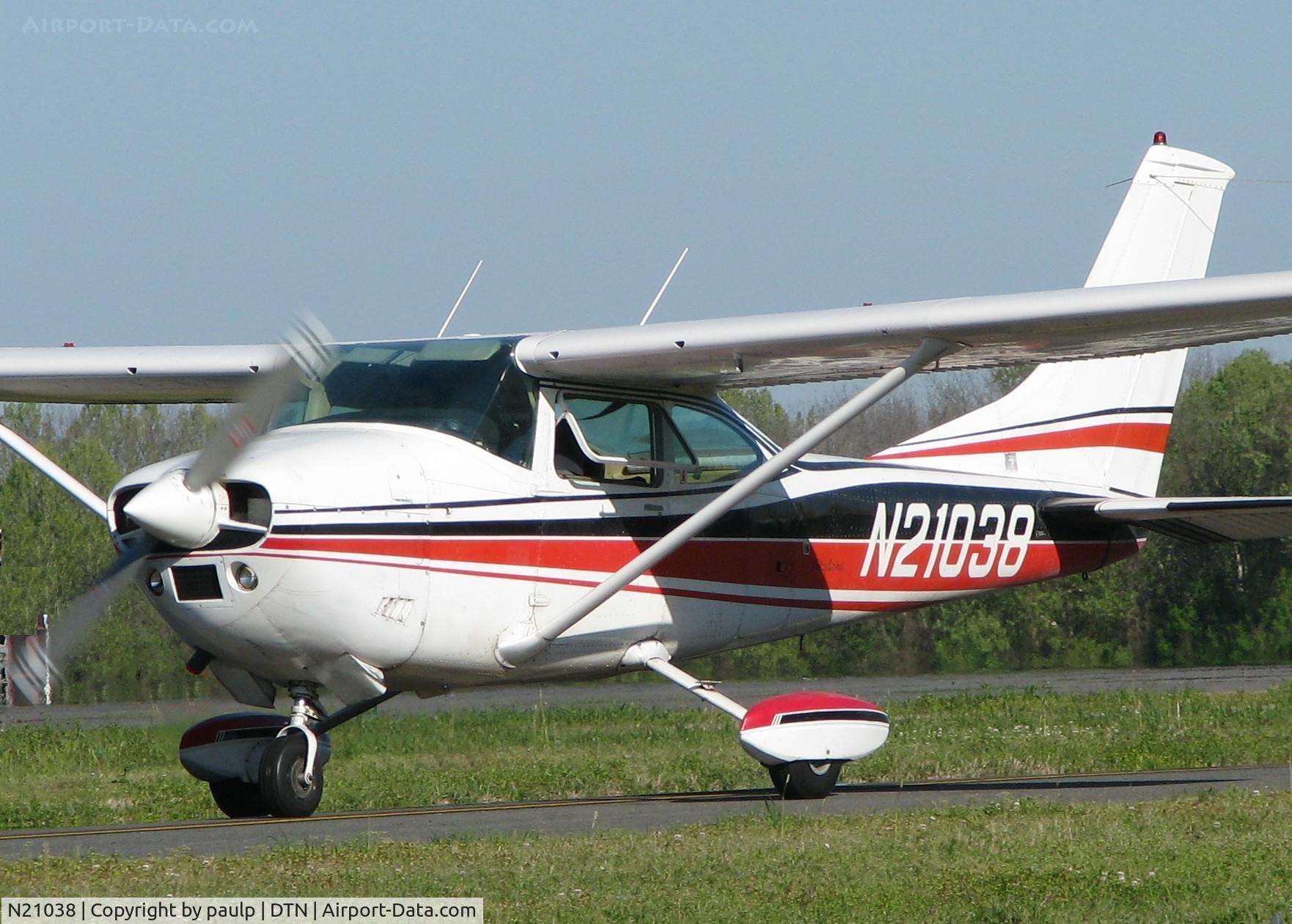 N21038, 1972 Cessna 182P Skylane C/N 18261374, Taxiing to runway 14 at the Shreveport Downtown airport.