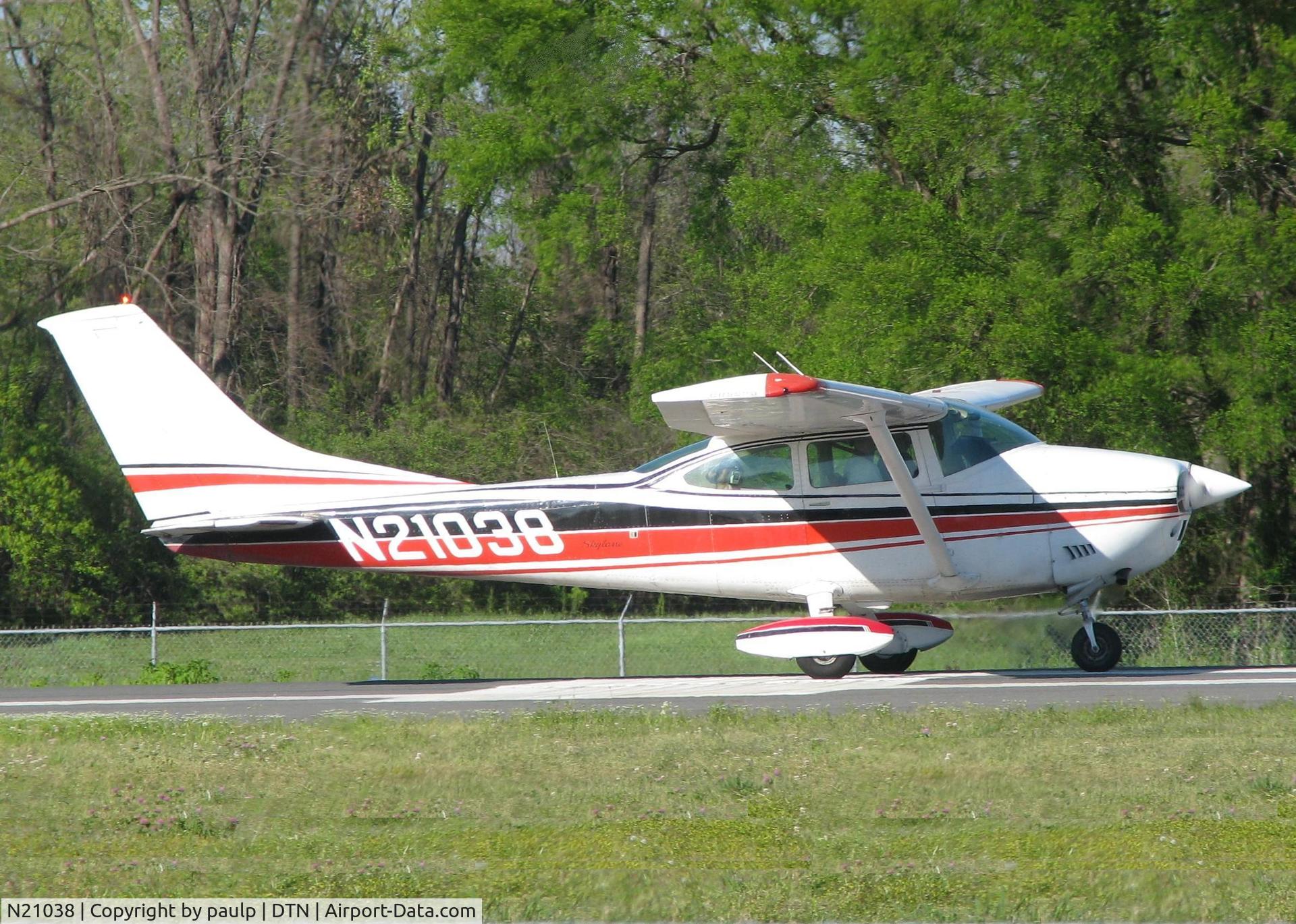 N21038, 1972 Cessna 182P Skylane C/N 18261374, Starting to roll for take off on runway 14 at the Shreveport Downtown airport.