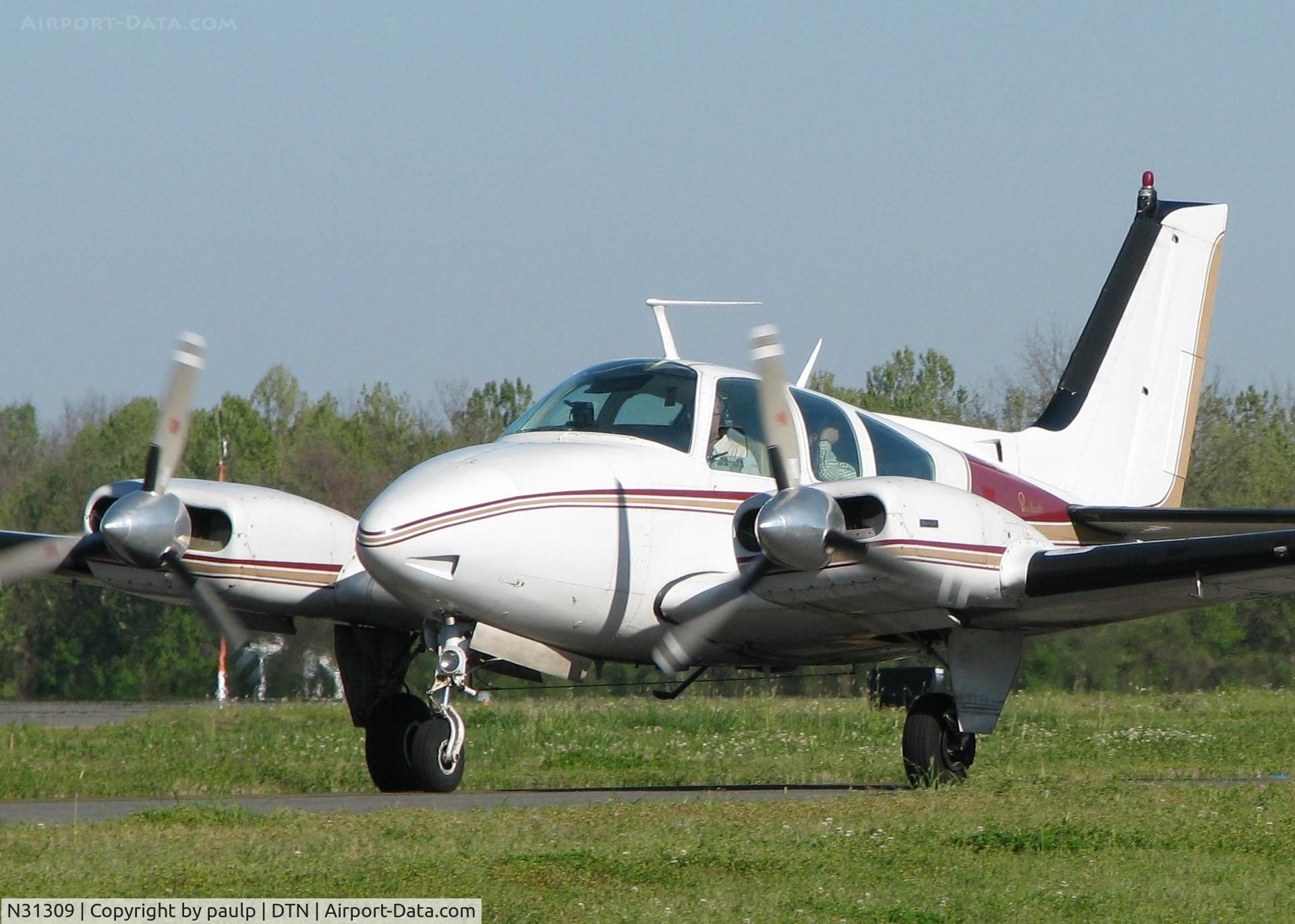 N31309, 1973 Beech 95-B55 Baron Baron C/N TC-1524, Taxiing to runway 14 at the Shreveport Downtown airport.
