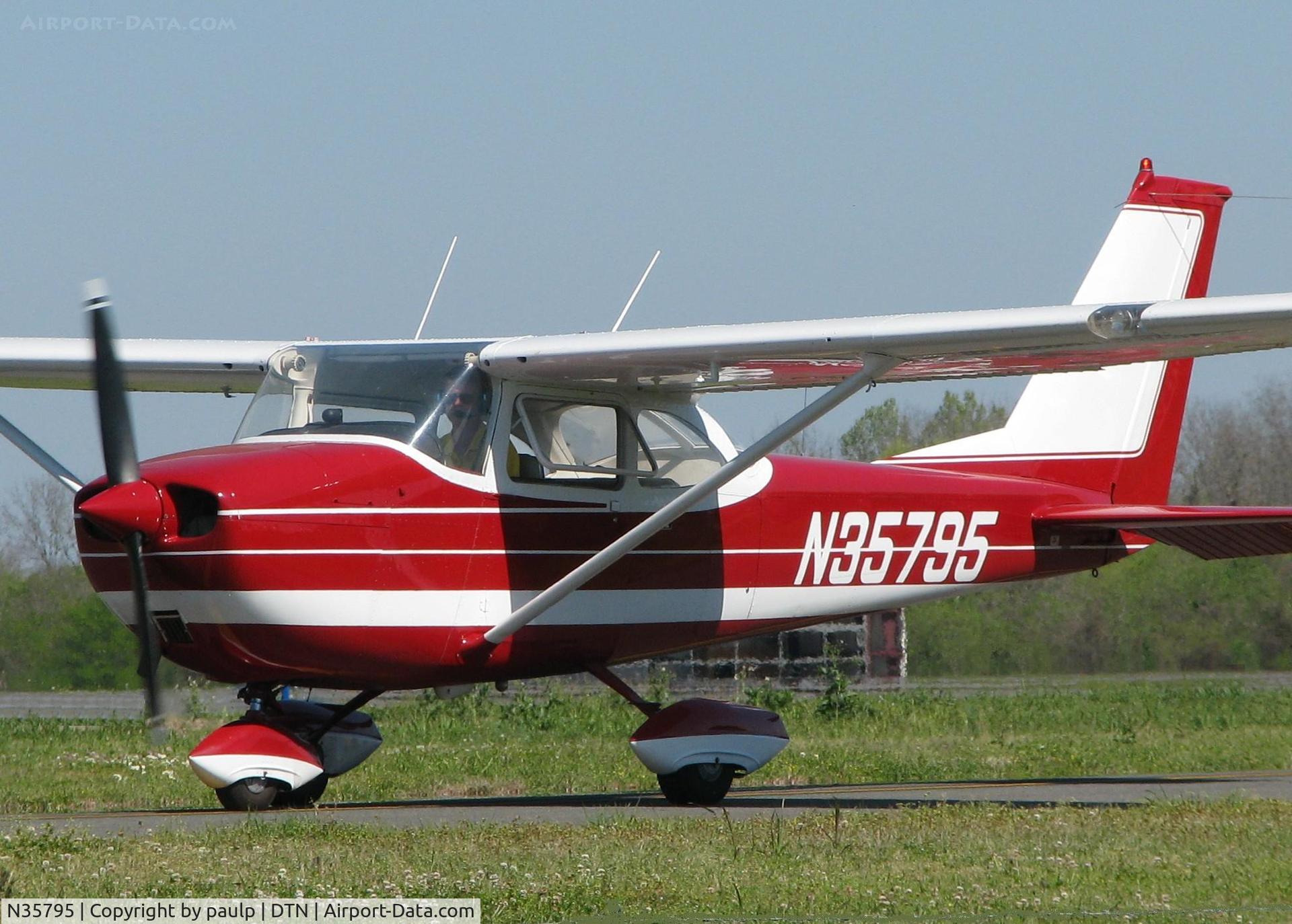 N35795, 1968 Cessna 172I C/N 17256965, Taxiing to runway 14 at the Shreveport Downtown airport.
