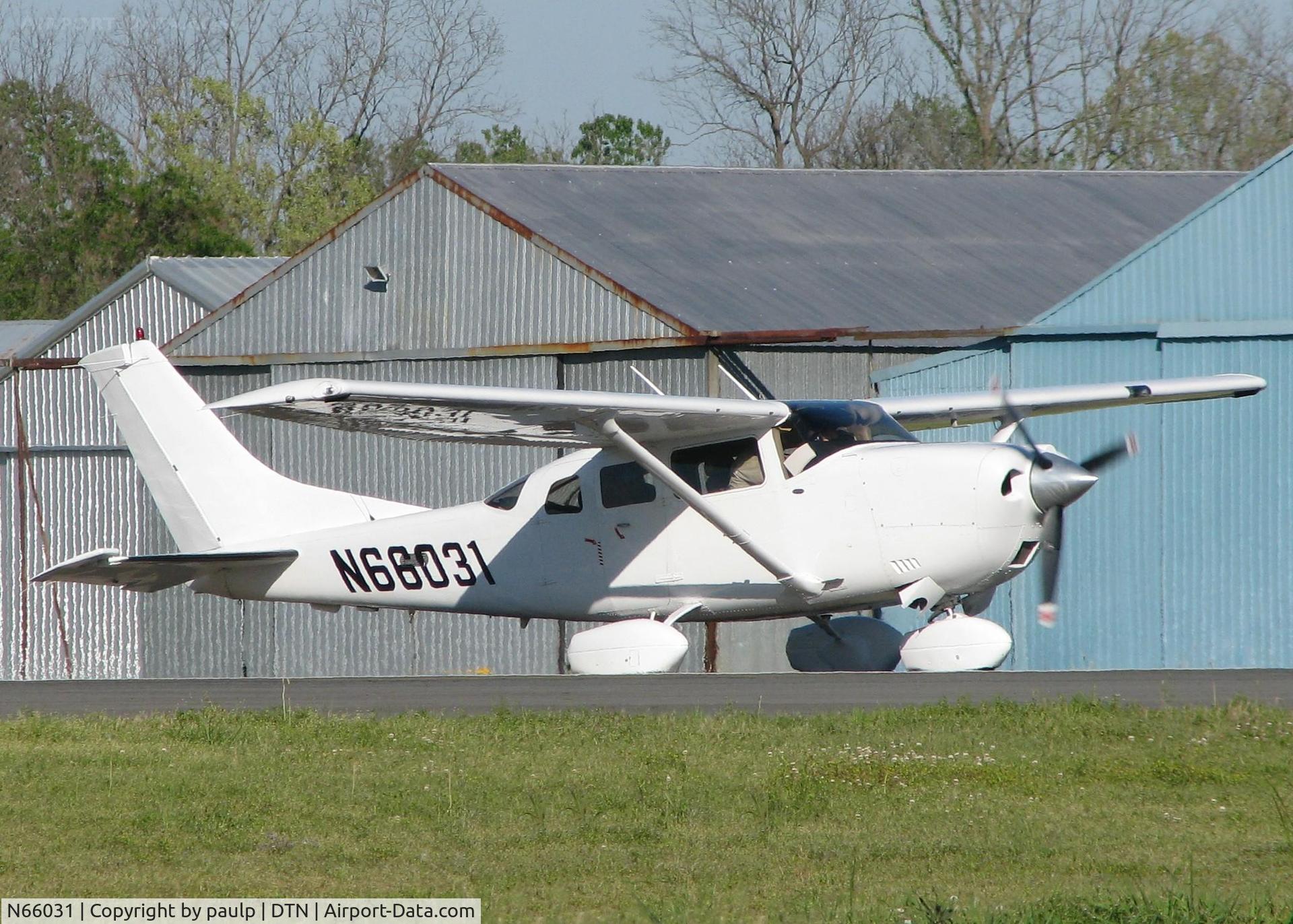 N66031, 2005 Cessna T206H Turbo Stationair C/N T20608512, Turning onto runway 14 at the Shreveport Downtown airport.