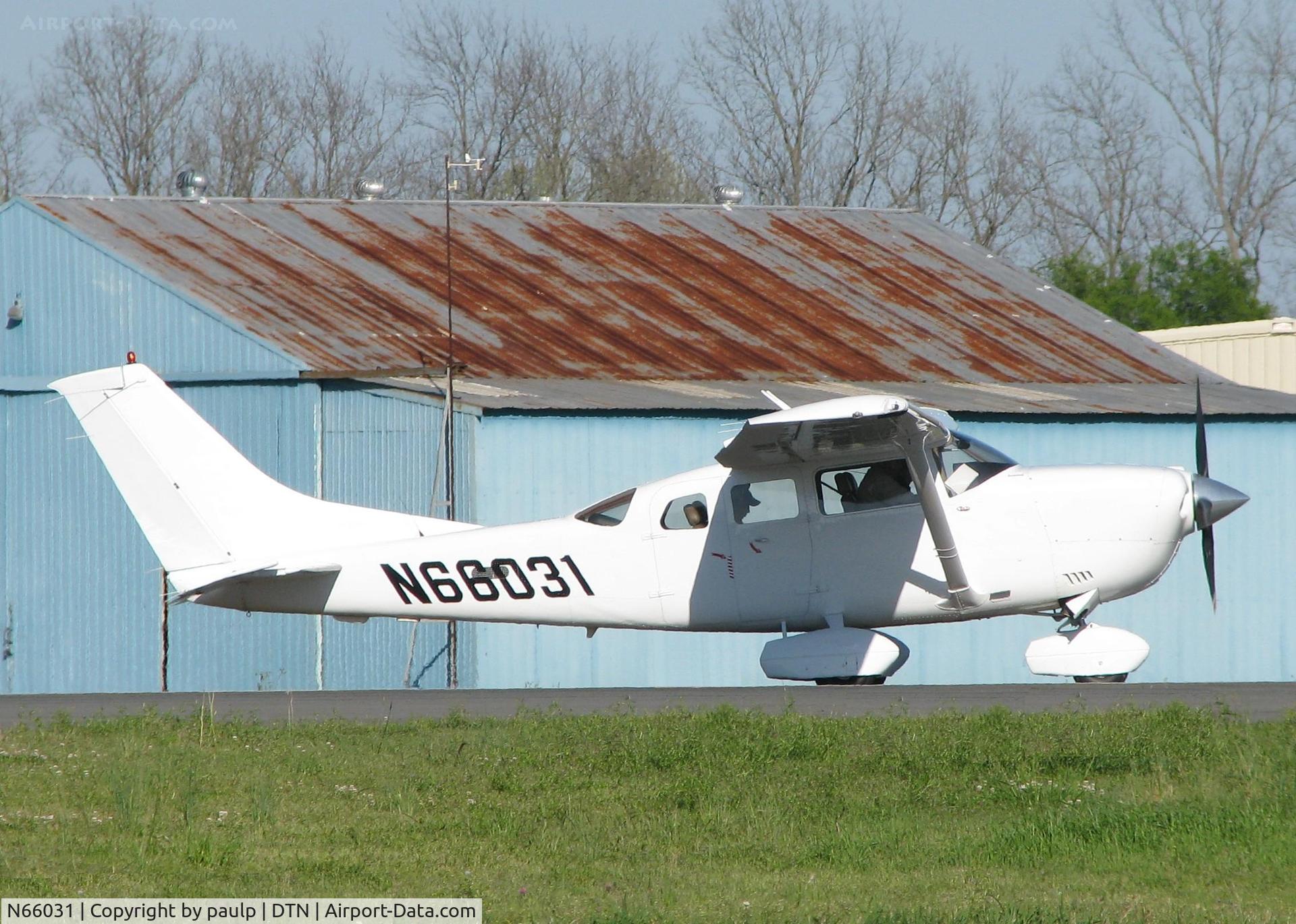 N66031, 2005 Cessna T206H Turbo Stationair C/N T20608512, Rolling for take off on runway 14 at the Shreveport Downtown airport.