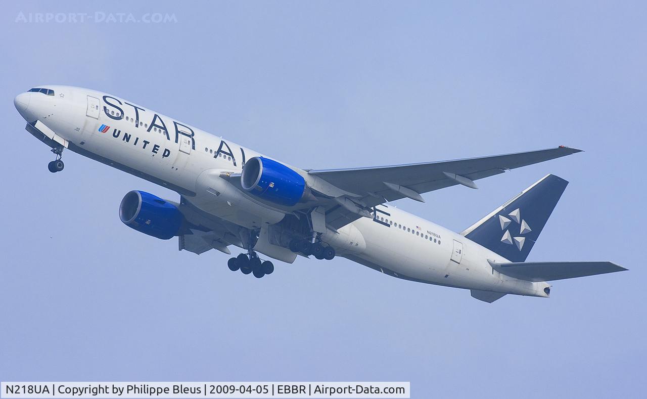 N218UA, 2001 Boeing 777-222 C/N 30222, Star Alliance scheme as another gift of this glorious day at Brussels. Climbing from rwy 25T.