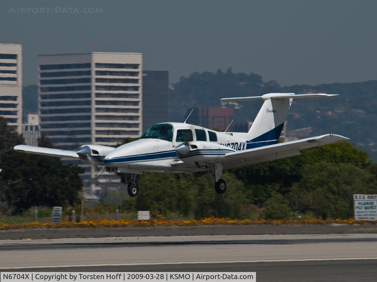 N6704X, 1979 Beech 76 Duchess C/N ME-291, N6704X arriving on RWY 21