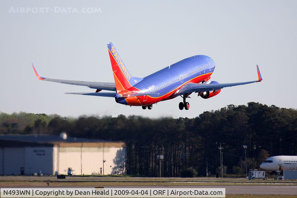 N493WN, 2004 Boeing 737-7H4 C/N 32477, Southwest Airlines N493WN (FLT SWA3015) climbing out from RWY 23 enroute to Jacksonville Int'l (KJAX).