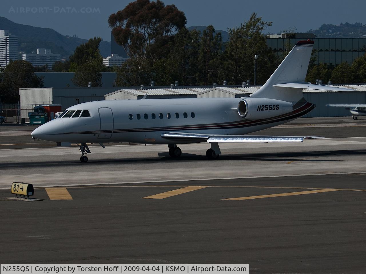 N255QS, 2001 Dassault Falcon 2000 C/N 155, N255QS departing from RWY 21