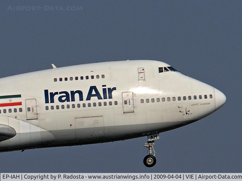 EP-IAH, 1976 Boeing 747-286M C/N 21218, Closeup shot of this 32 yr old veteran on its approach on RWY 16 at VIE