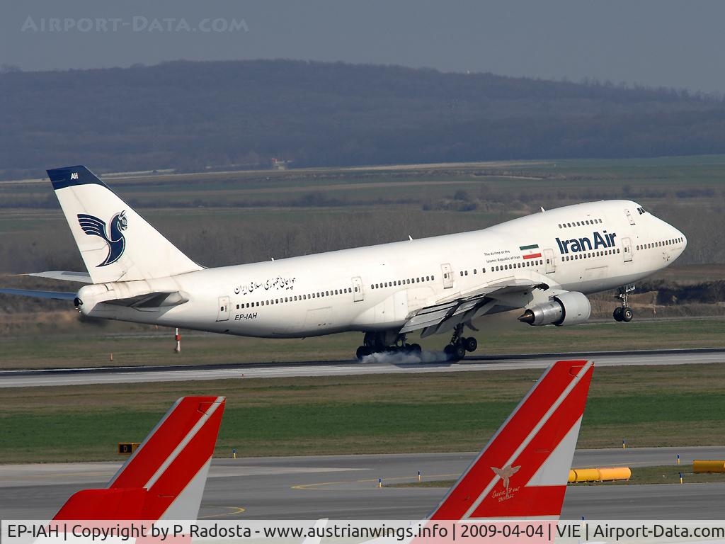 EP-IAH, 1976 Boeing 747-286M C/N 21218, Smoky Touchdown of this beauty of the sky - only 32 years old ... ;-)