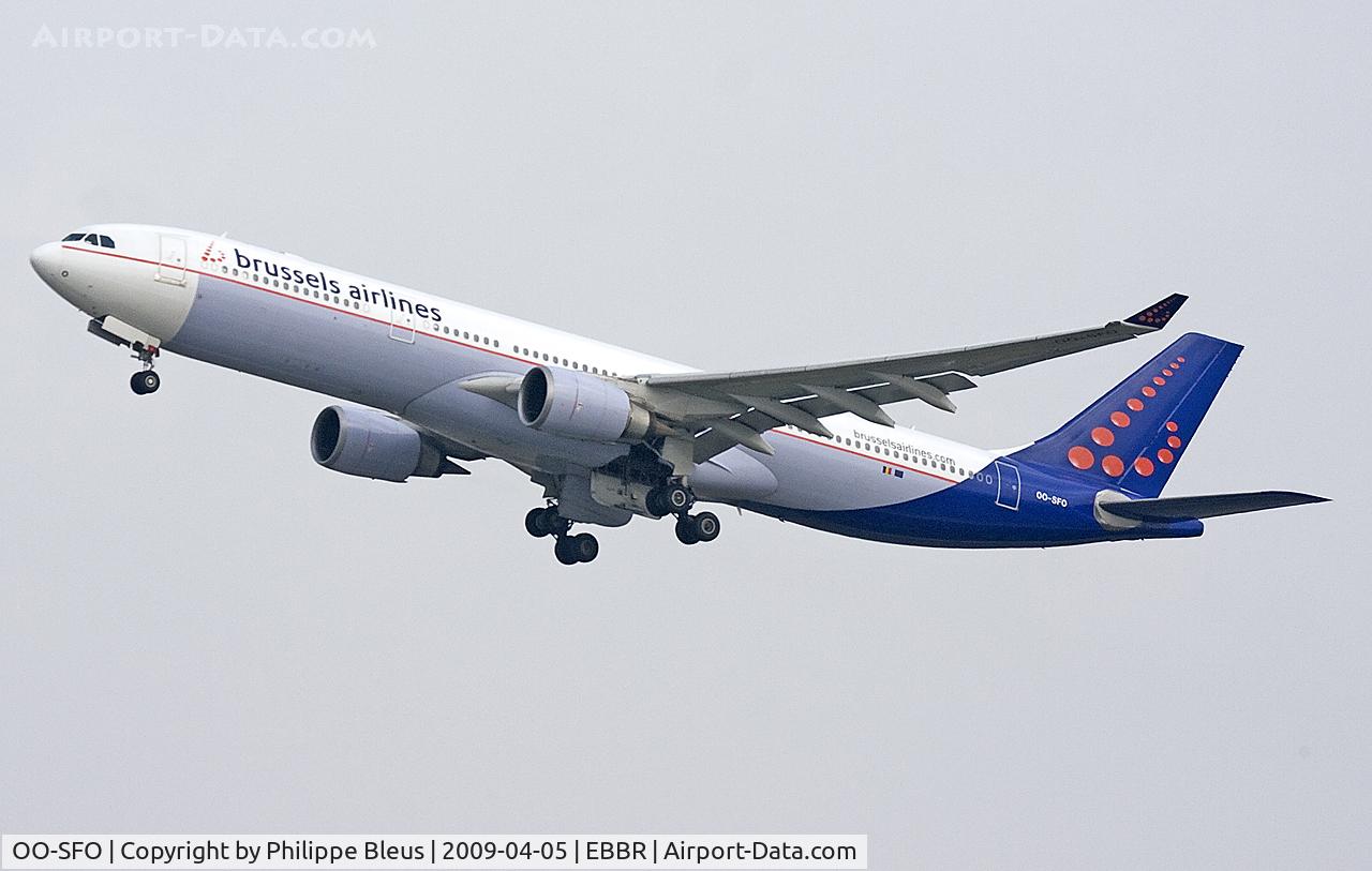 OO-SFO, 1994 Airbus A330-301 C/N 045, Climbing from rwy 25R.