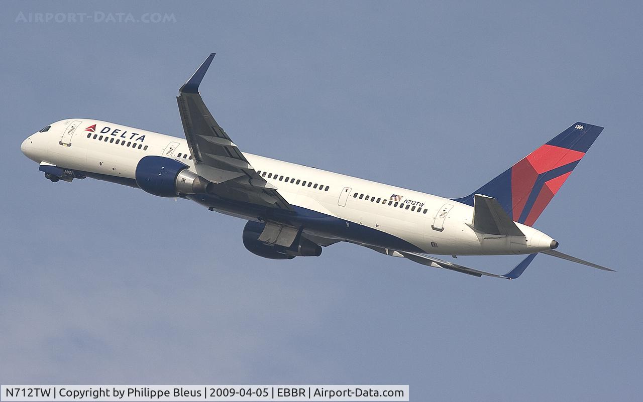 N712TW, 1997 Boeing 757-2Q8 C/N 27624, first turn while climbing from rwy 25R.