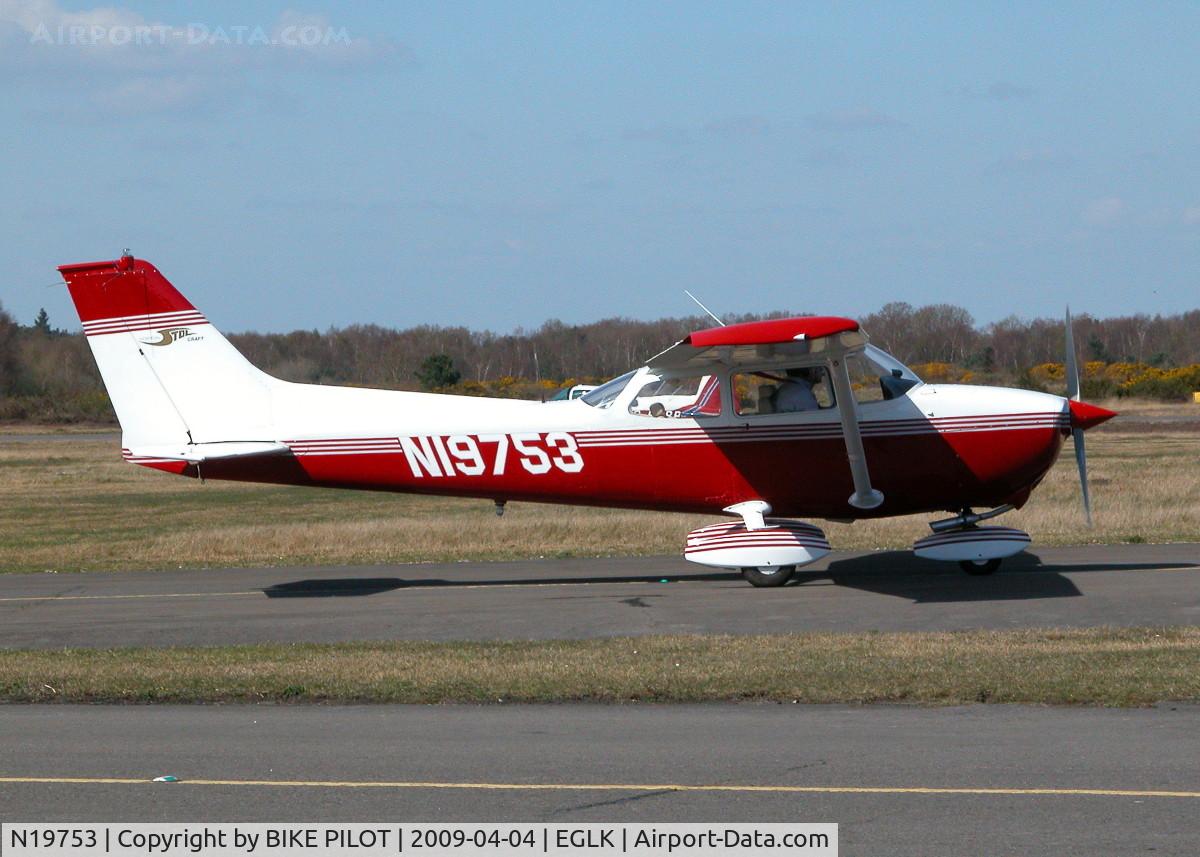 N19753, 1972 Cessna 172L C/N 17260723, TAXYING PAST THE CAFE