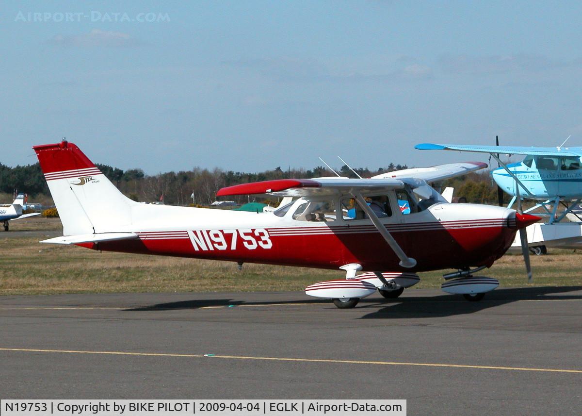N19753, 1972 Cessna 172L C/N 17260723, TAXYING PAST THE BUSHE CAFE