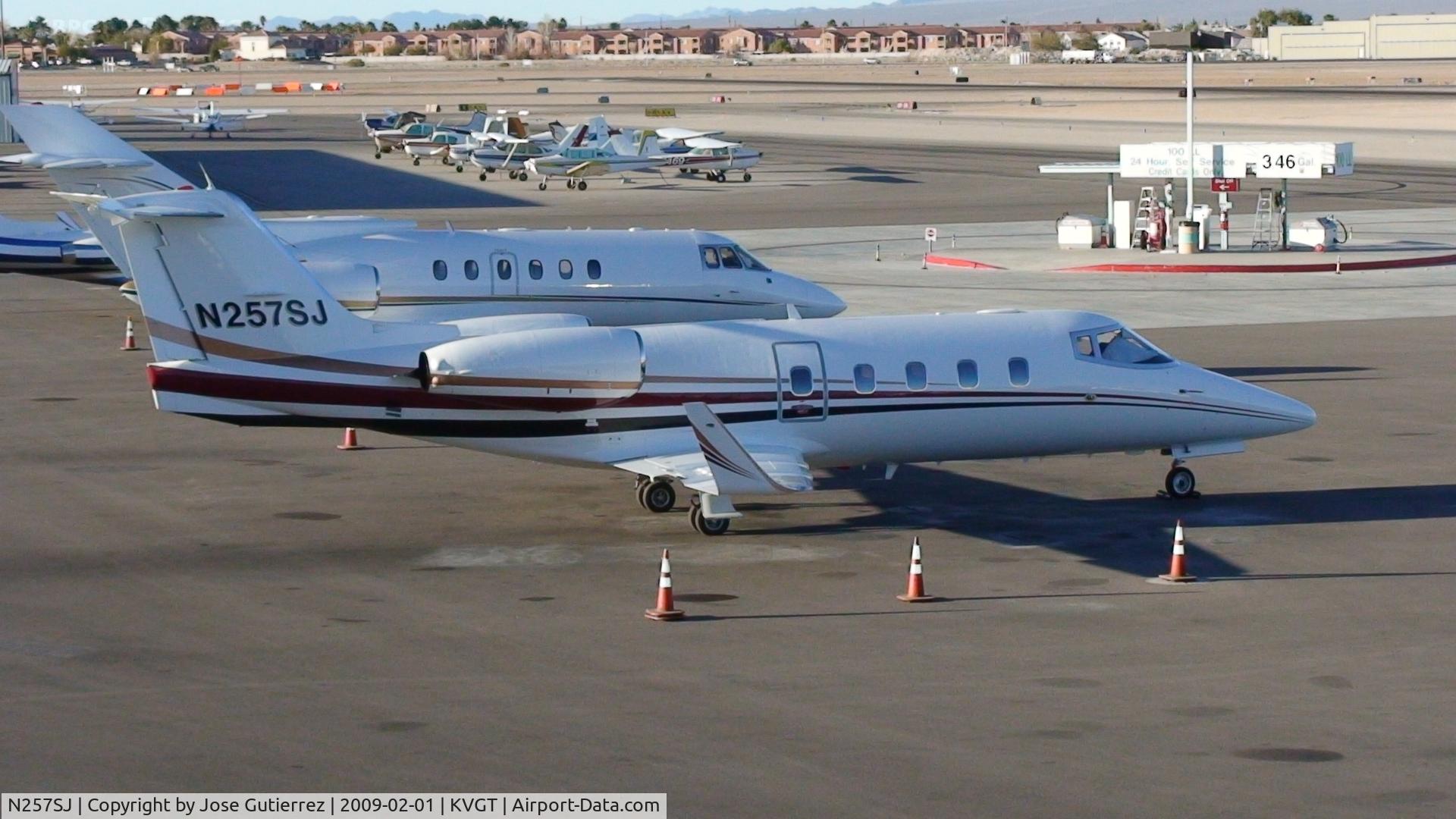 N257SJ, 1985 Gates Learjet 55 C/N 55-118, Sitting at the ramp, awaiting its next departure.