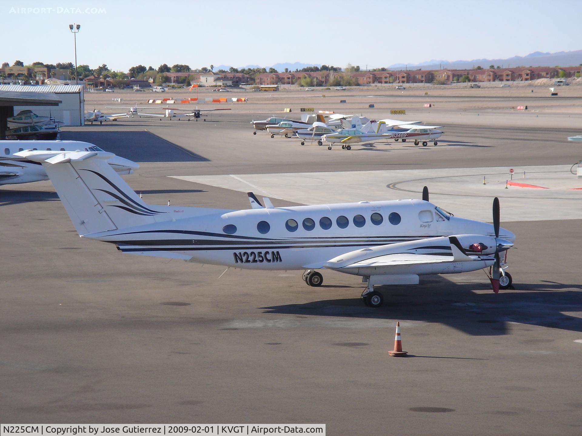 N225CM, Raytheon King Air 350 (B300) C/N FL-378, On the ramp.