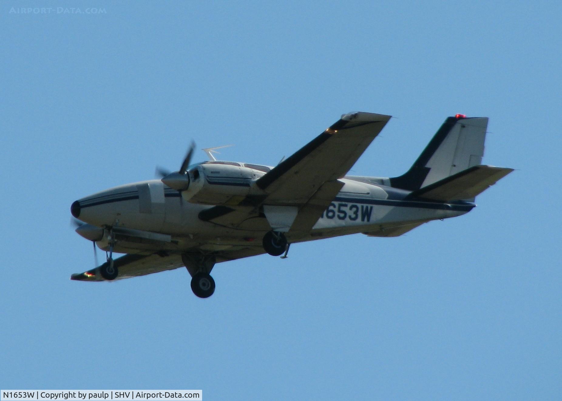 N1653W, 1972 Beech 58 Baron C/N TH-252, Landing on 32 at Shreveport Regional.