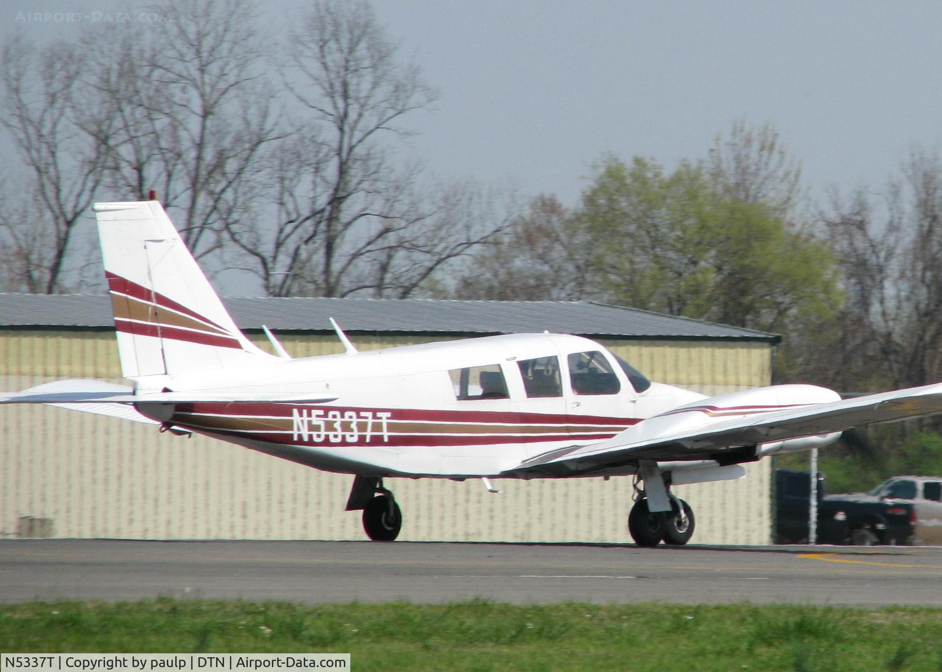 N5337T, 1972 Piper PA-34-200 Seneca C/N 34-7250249, Rolling down runway 14 for take off from Downtown Shreveport.
