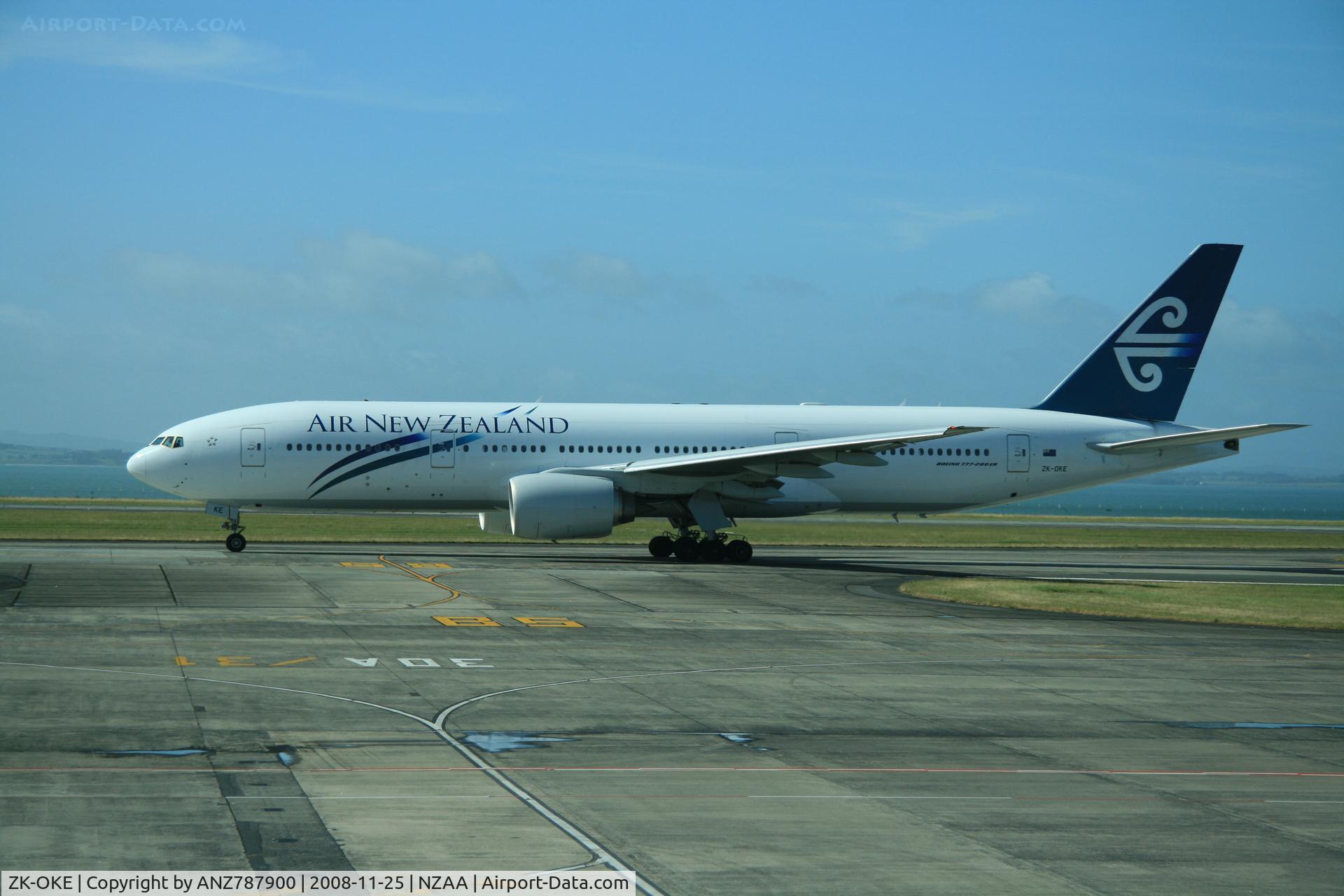ZK-OKE, 2006 Boeing 777-219/ER C/N 32712, Taxiing to the runway for departure to Melbourne