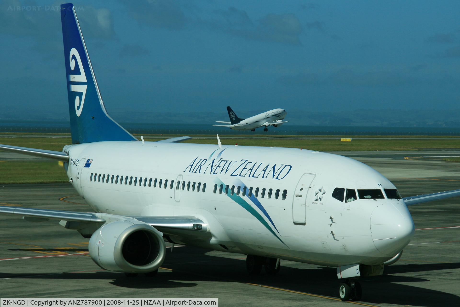 ZK-NGD, 1998 Boeing 737-3U3 C/N 28732, Coming into Gate 30